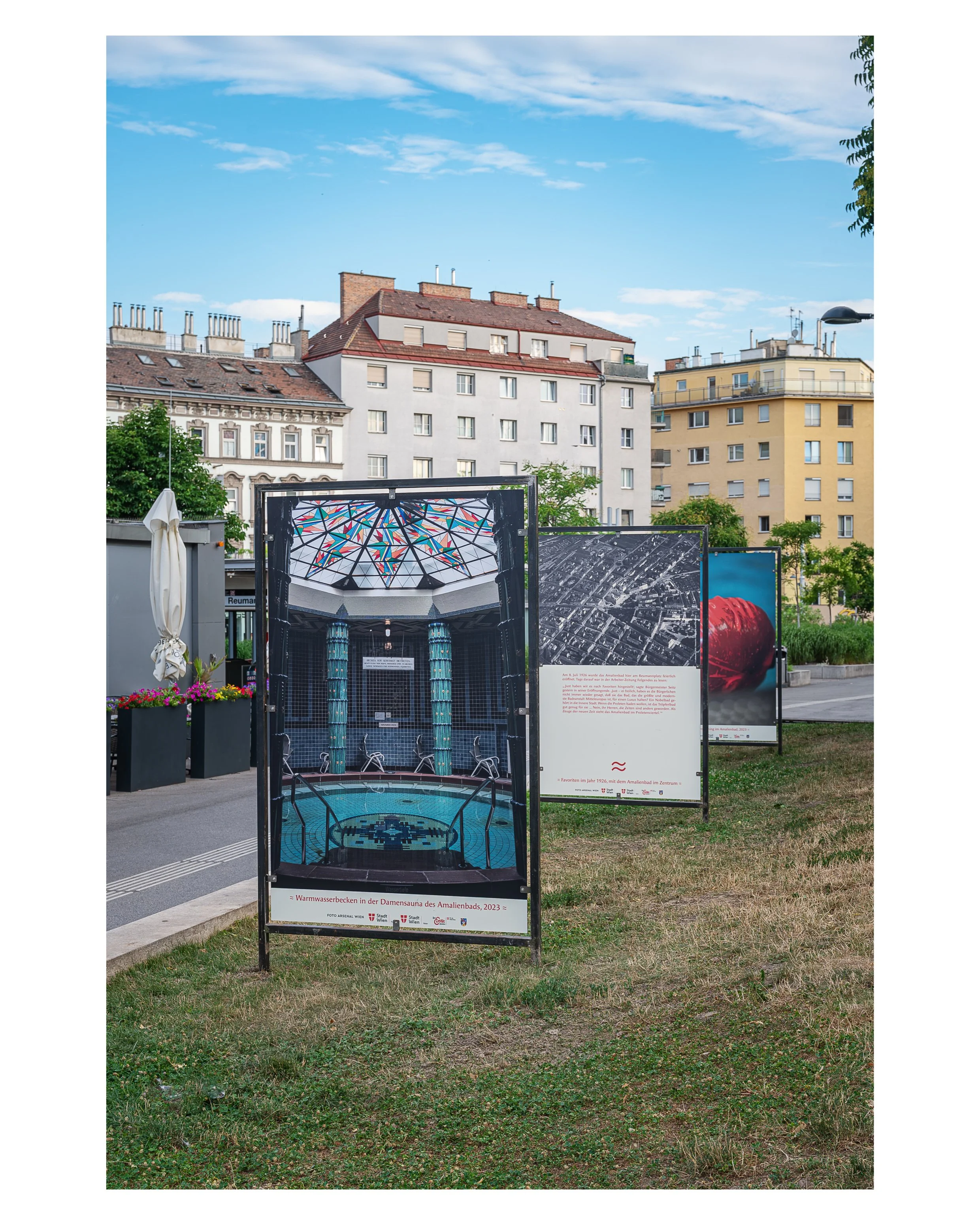 Opening tour “Michael Rathmayr. 100 Jahre Amalienbad“. Exhibition Opening, FOTO ARSENAL WIEN, 2026 in front of Amalienbad