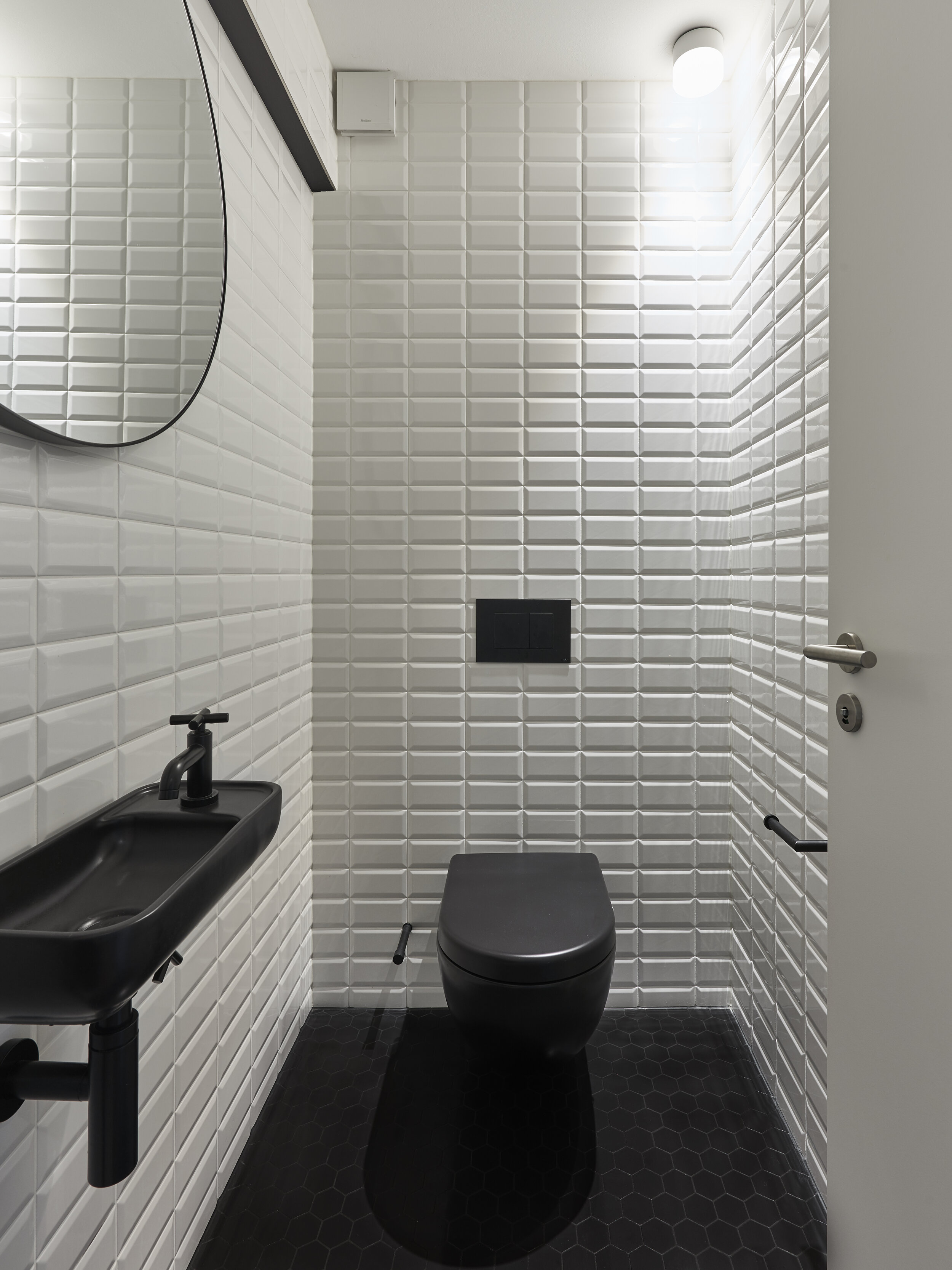  Das Gäste-WC erstrahlt im neuen Glanz: Metro-Fliesen mit Flamina WC und Lavabo. 