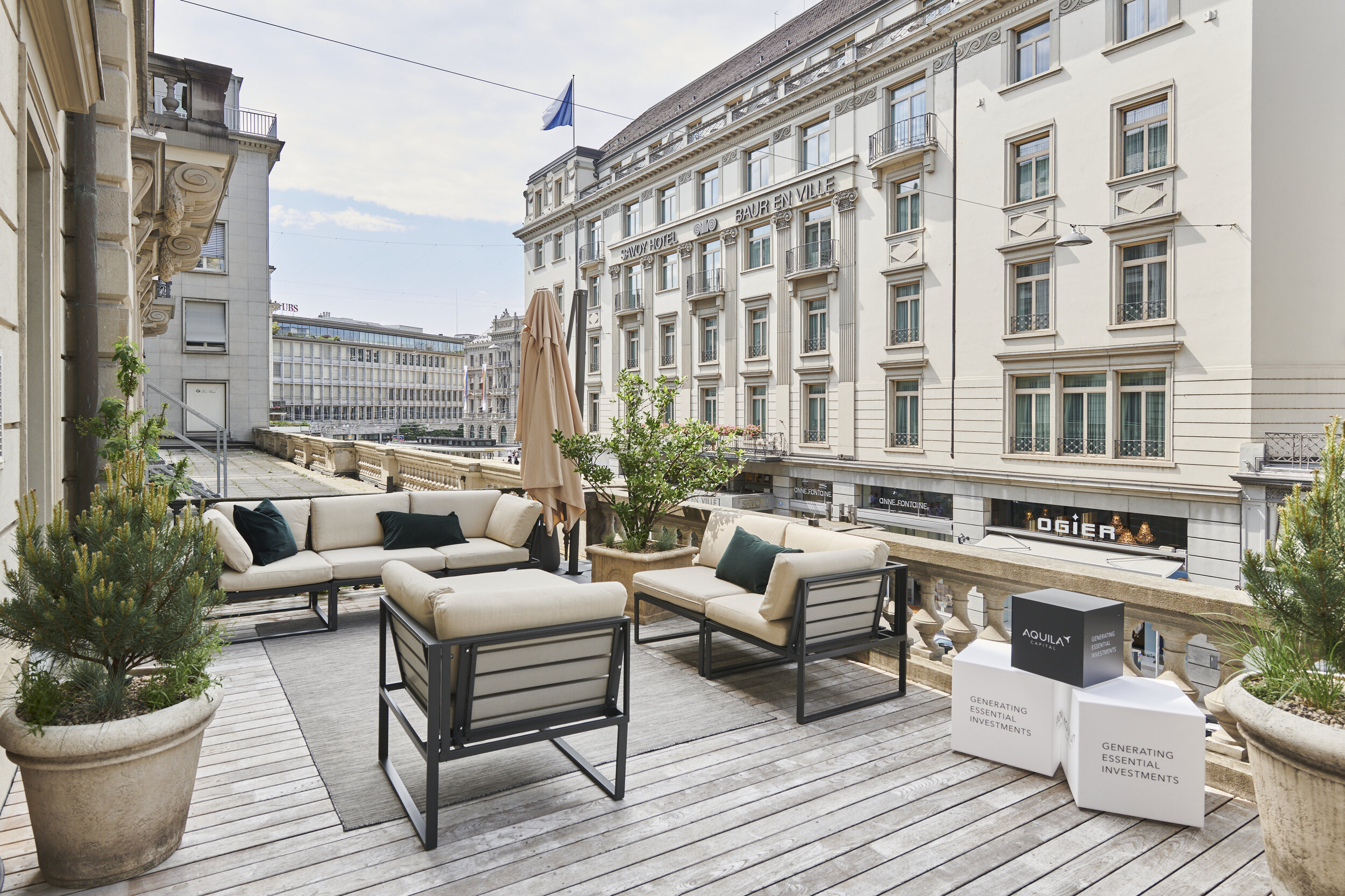 Terrasse mit Blick auf den Paradenplatz