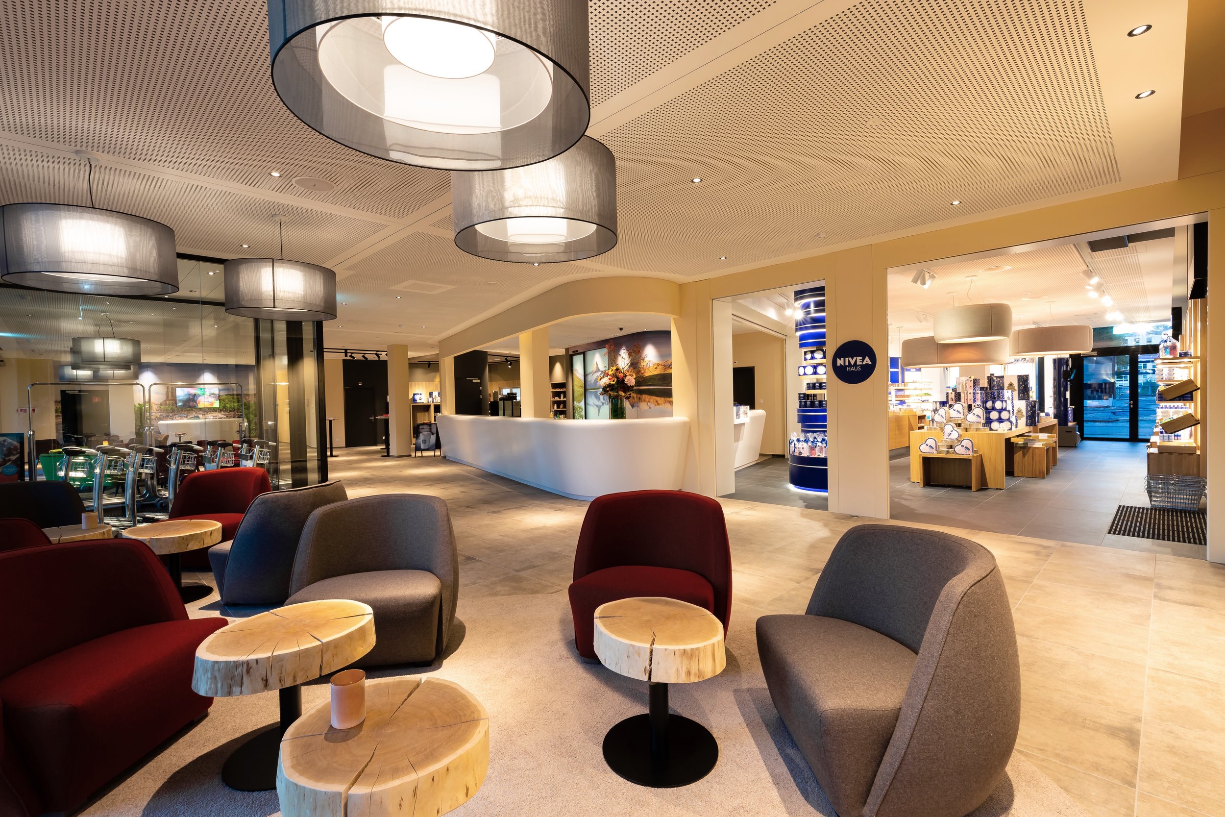 A-ja Zürich. Das City-Resort. - Eingangshalle und Nivea-Flagship Store