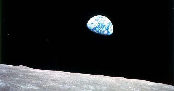 750px-Earth-moon-e1354561167800.jpg