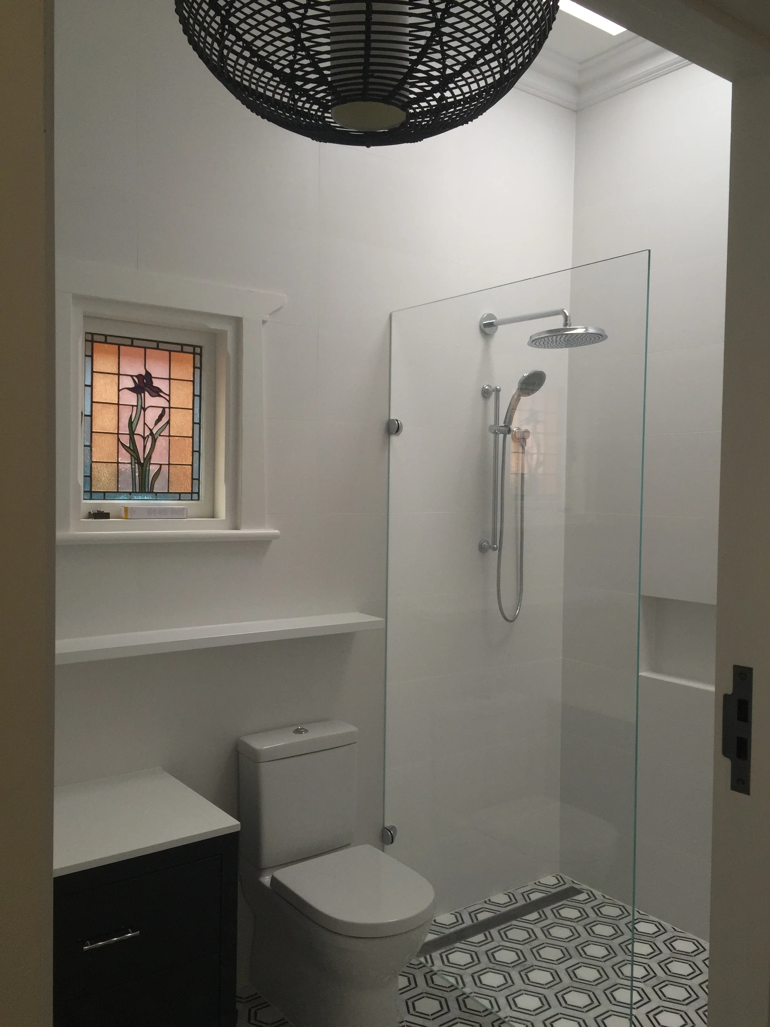 Main bathroom with those fabulous tiles.