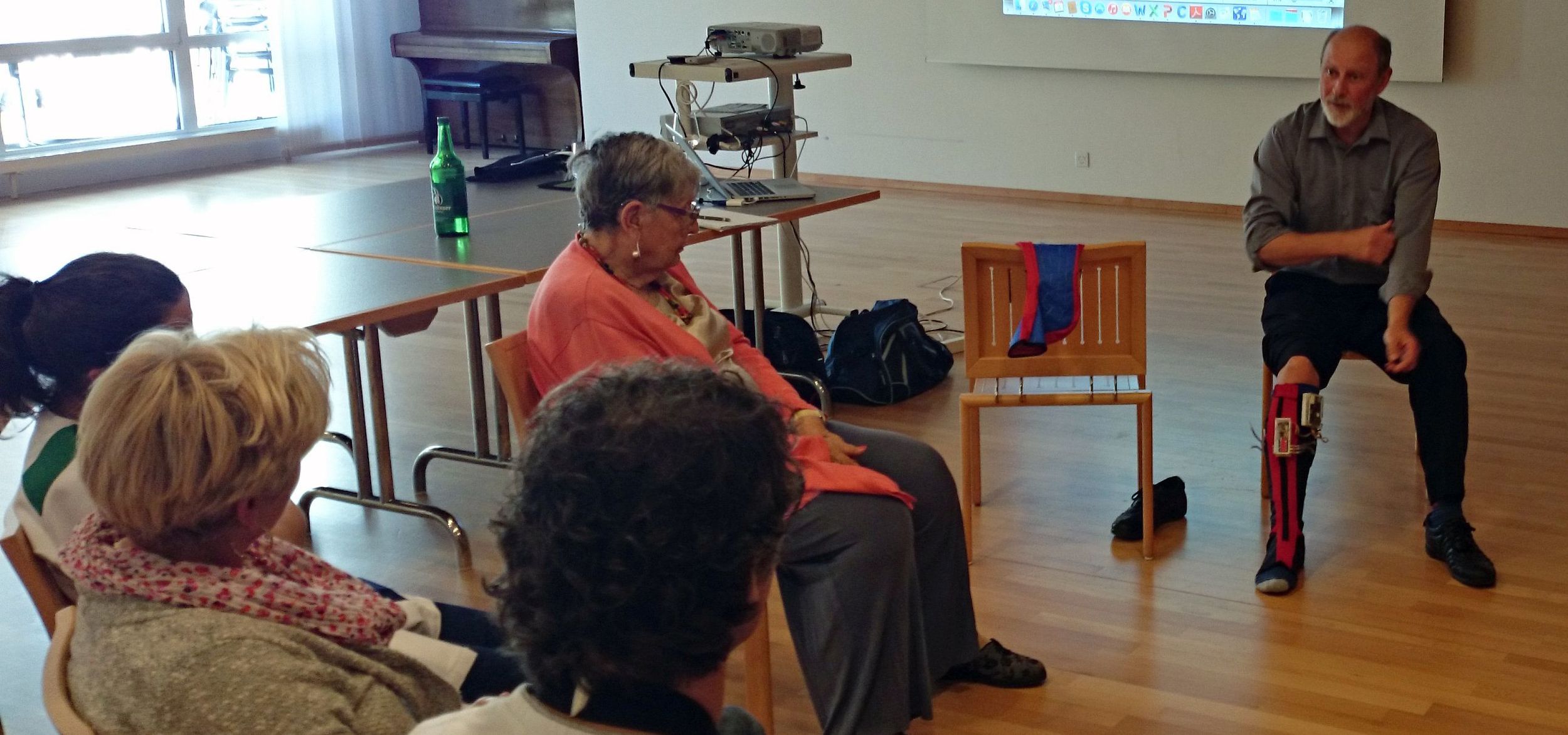 Projektleiter Frants Christiansen aus Dänemark erläutert die Funktionsweise. Bewohnerinnen und Personal begutachten neugierig die elektronischen Stützstrümpfe. Heimbewohnerin Romy Schweingruber zweifelt an der Ästhetik, nicht an der Funktion. 