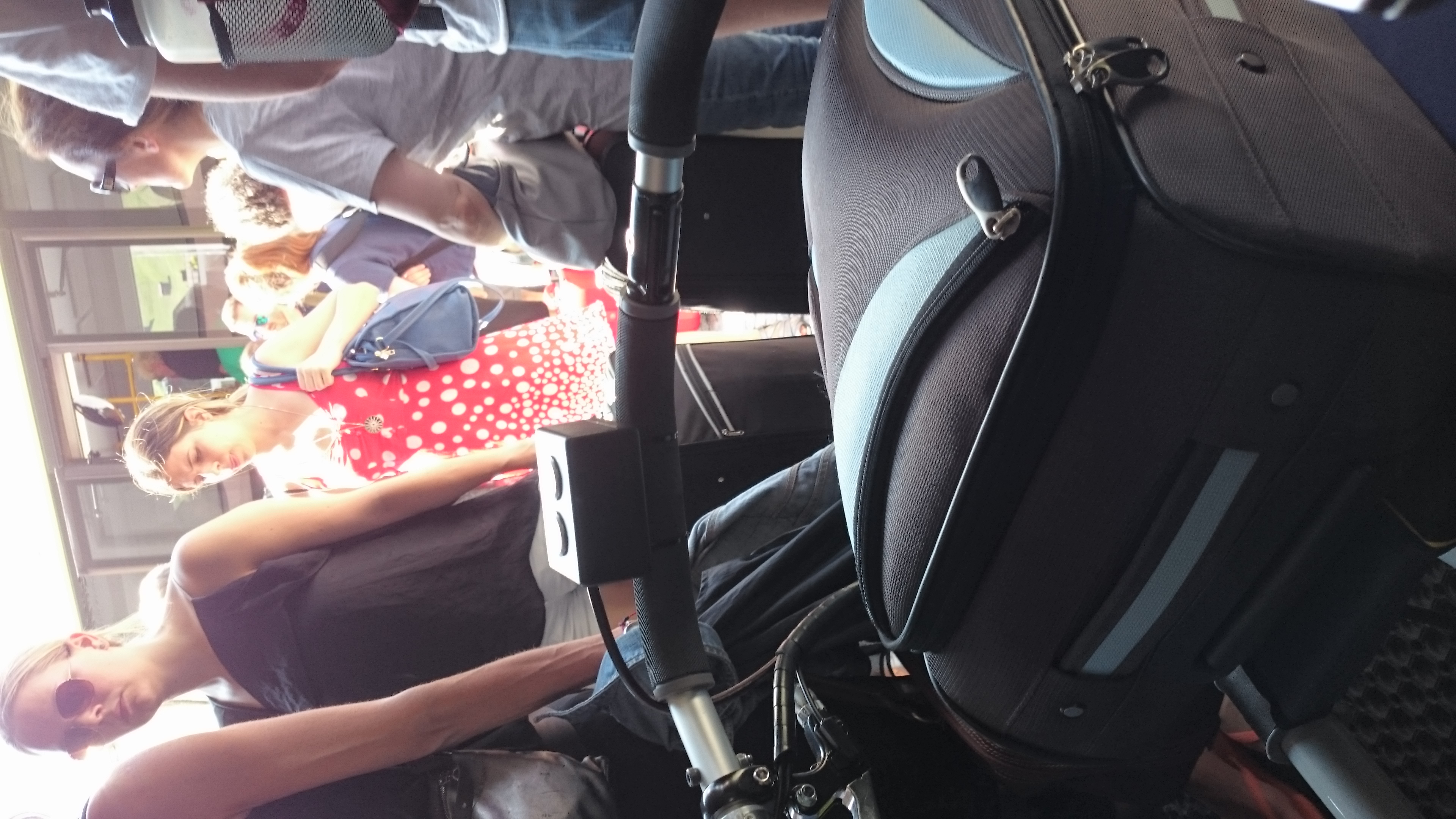 Im Gedränge gehts zu den Ersatzbussen. Die Hitze macht auch den Gleisen zu schaffen.