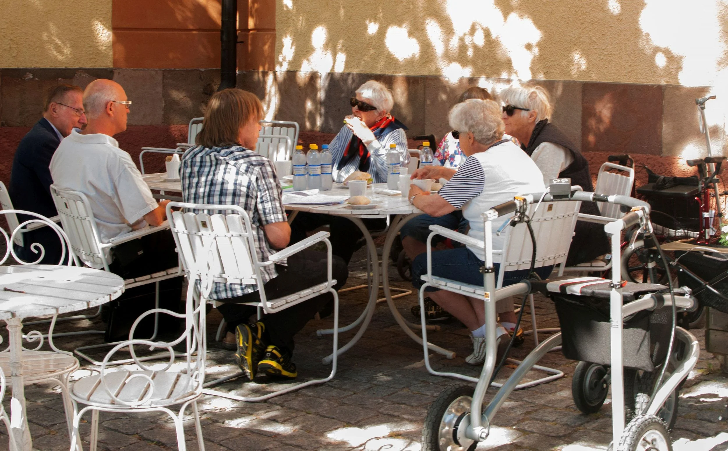 Ergänzend zu den Fragebögen berichten die Seniorinnen und Senioren nach jeder Testrunde in teilstandardisierten Interviews über die gemachten Erfahrungen (Bild: J. Kuikka).