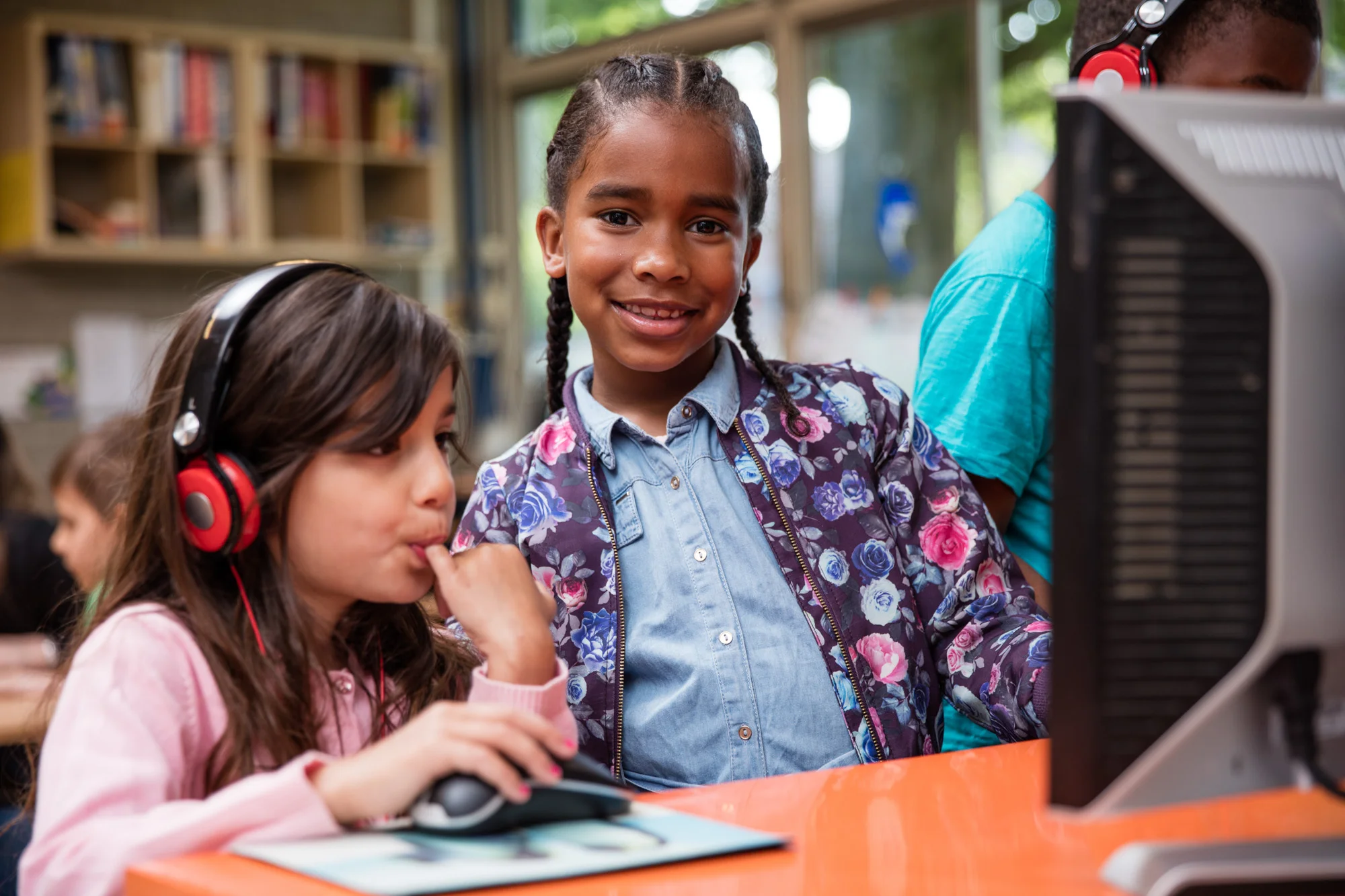 Schoolfotografie van het onderwijs, lerende- en spelende kinderen en leerkrachten.