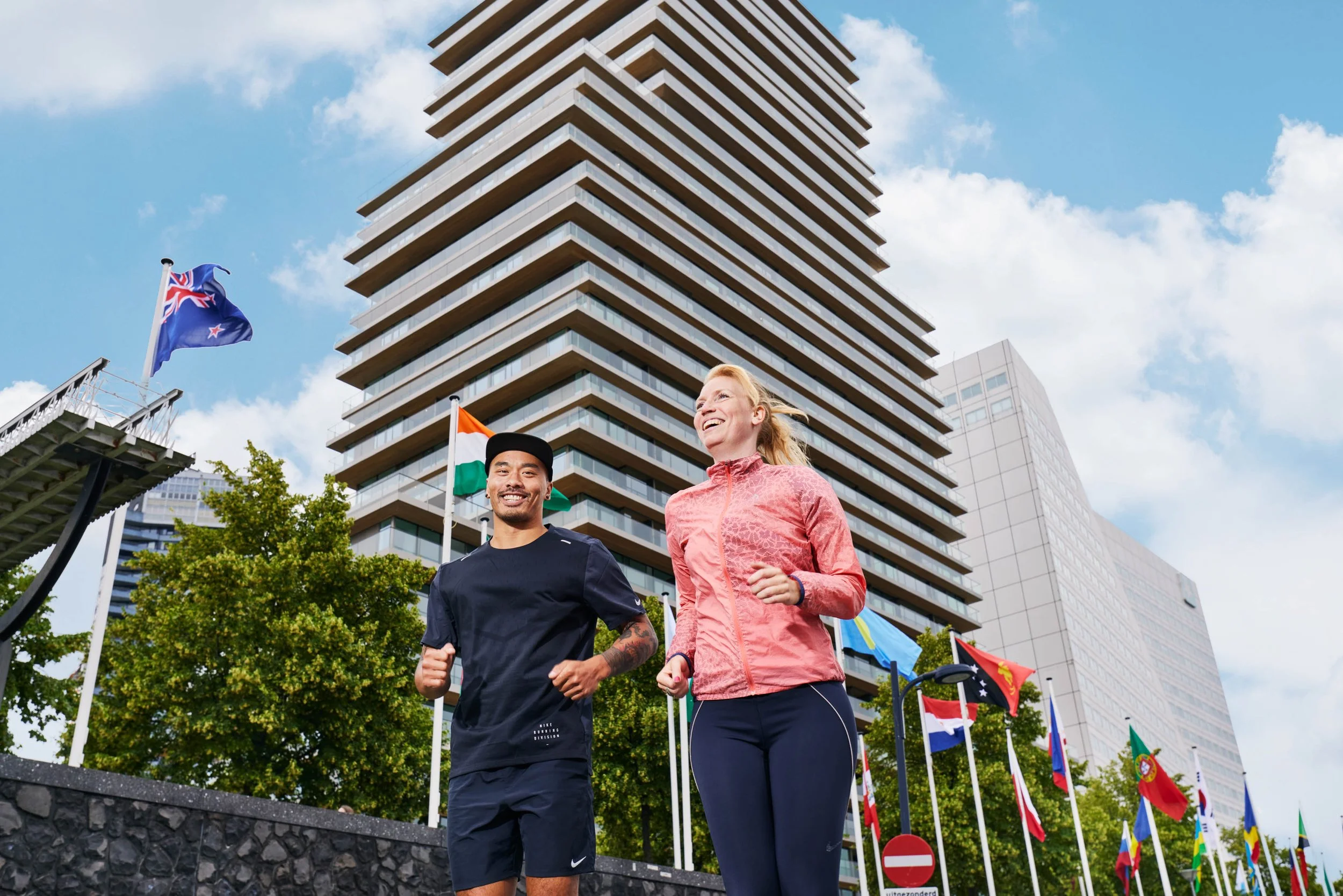 man_vrouw_hardlopen_kade_sportief_Fotogafie_Commercial_Real_Estate_Services_Reclame_Campagne_EmmelyVanMierlo_Wonen_Amsterdam_Rotterdam_Beeldbank_Lifestyle_Terrace_Tower_Front_Row_Living_010_029.jpg