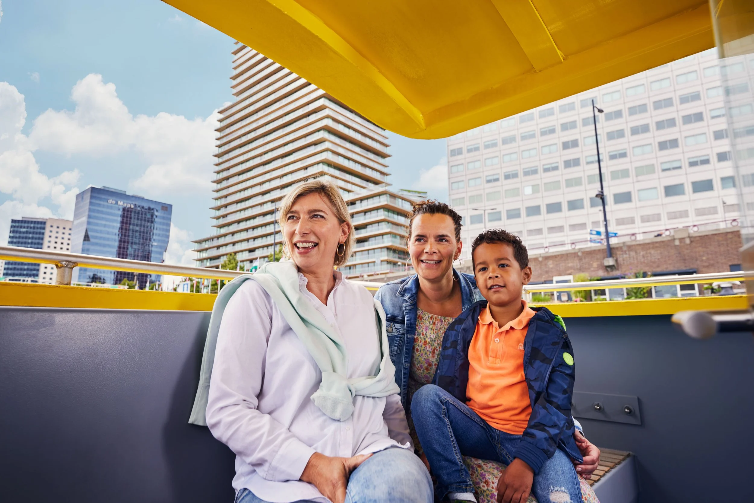 Taxiboot_Maas_familie_Fotogafie_Commercial_Real_Estate_Services_Reclame_Campagne_EmmelyVanMierlo_Wonen_Amsterdam_Rotterdam_Beeldbank_Lifestyle_Terrace_Tower_Front_Row_Living_010_030.jpg