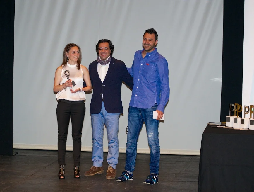 Recibiendo el premio junto con Ana Mª Hernández de manos del director del periódico El Norte de Castilla.