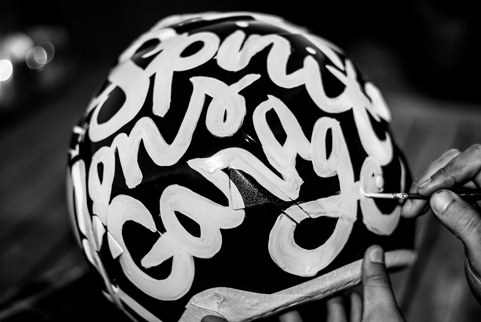 Lettering sobre casco de Vespa. Puedes verlo en la sección Portfolio > Caligrafía y Lettering.