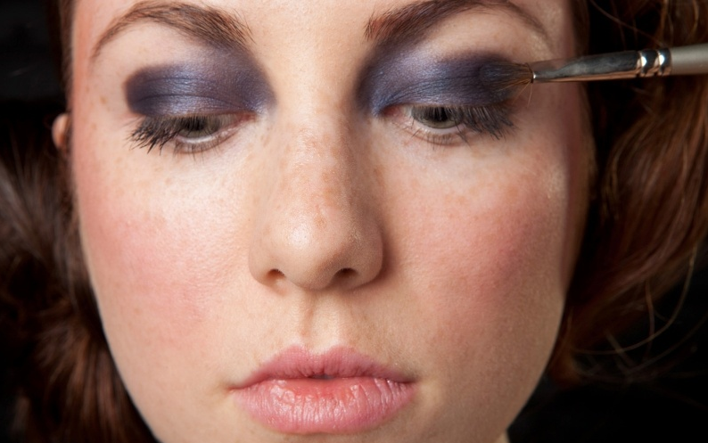 Aplique a sombra azul escura em toda a pálpebra móvel e também no canto do olho, indo até a sobrancelha e esfume essa região