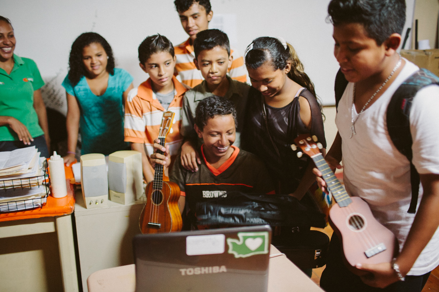 Kids talking to their partner school in US.