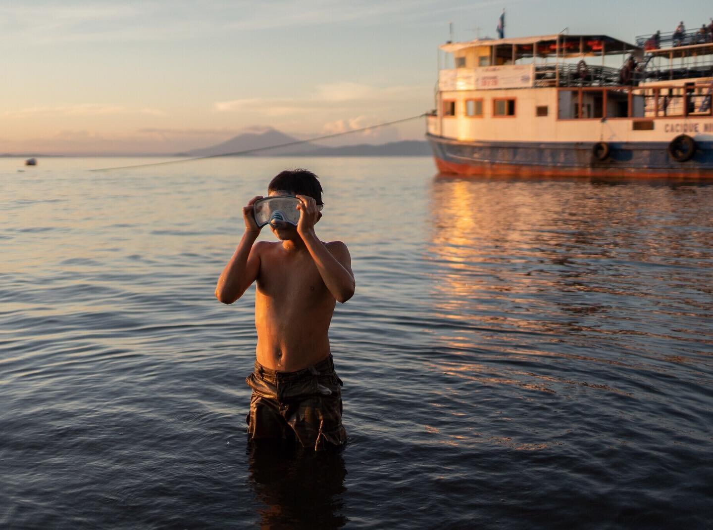 Juan comes to the Moyogalpa port more often since his cousin lent him this snorkel. He claims that one day, when he has money, he will buy it from him. The water is muddy, and he can&rsquo;t see much. After the swim, he shakes from the cold, and he d