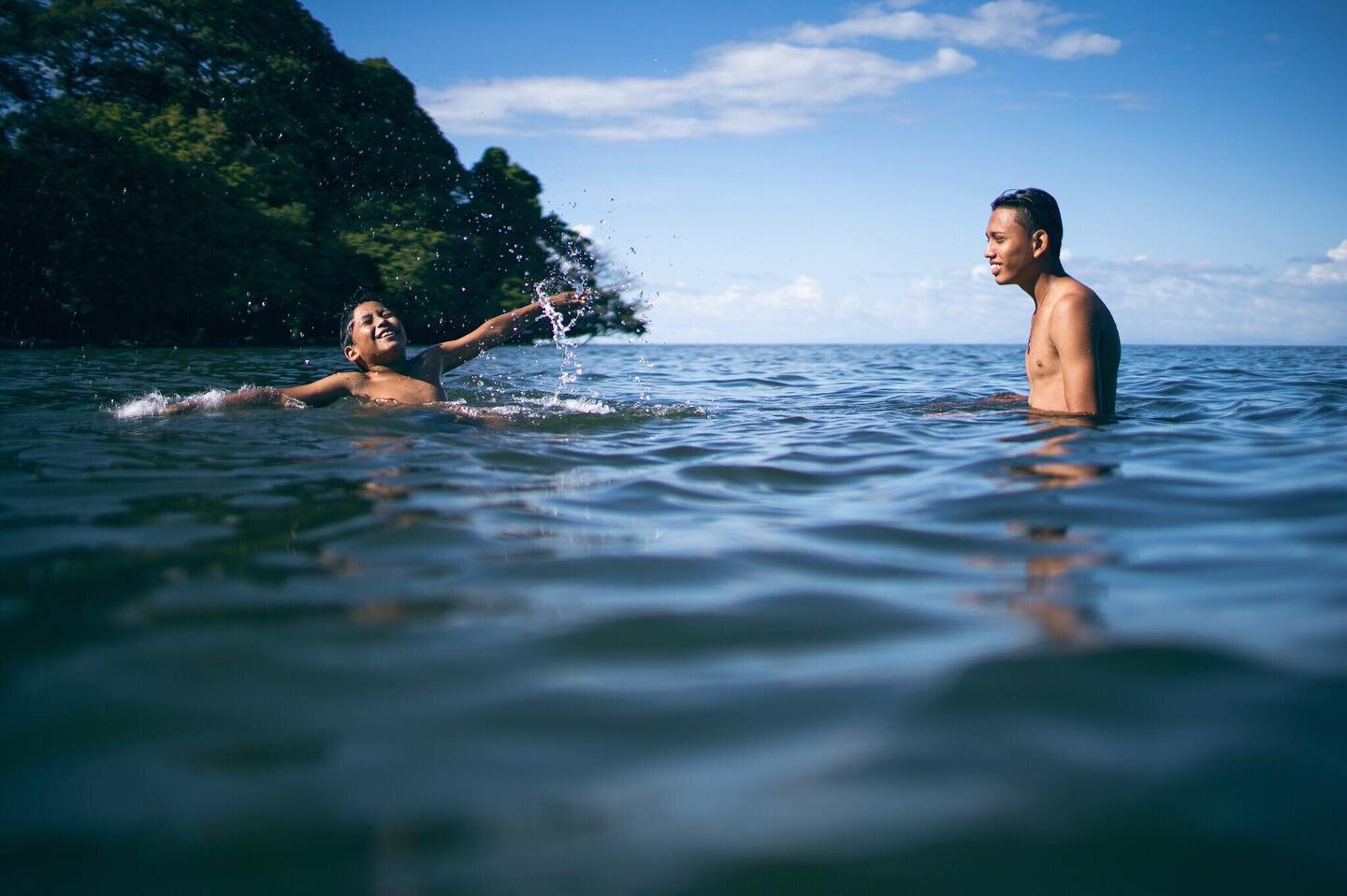 Barish took his younger cousin to the beach. He is teaching him how to swim. During the breaks or during the class, the kid would be standing on his cousin's shoulders, and they would do jumps and other fun water tricks. #Ometepe
.
.
.
.
.
#HCSC_stre