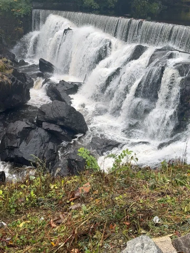 #indigenouspeoplesday 💗 
Did you know that Sachem Uncas of the Mohegan tribe had generously given up a large portion of his people&rsquo;s land to the early colonists? These videos taken in Norwich, CT show the falls where he miraculously jumped and