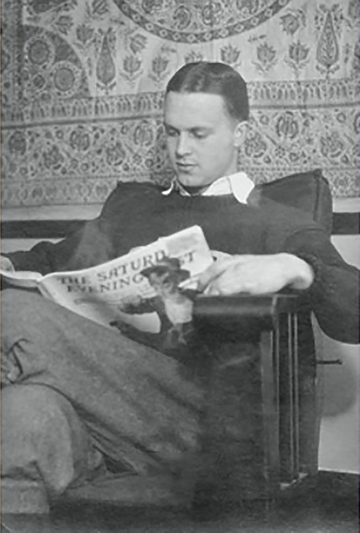 JPG_in_chair_1923.jpg