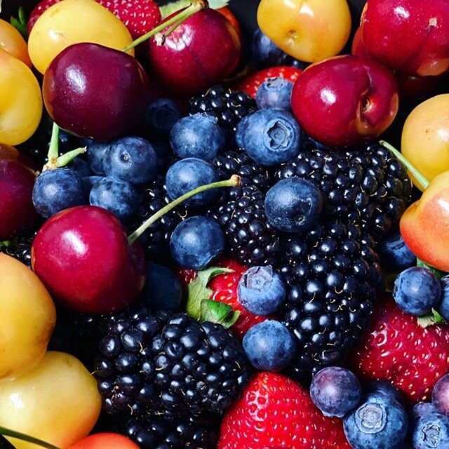 Berries and cherries 🍓🍒#summercolors #berriesandcherries #californialife #sanfrancisco #sflife #farmersmarket #fillmorefarmersmarket