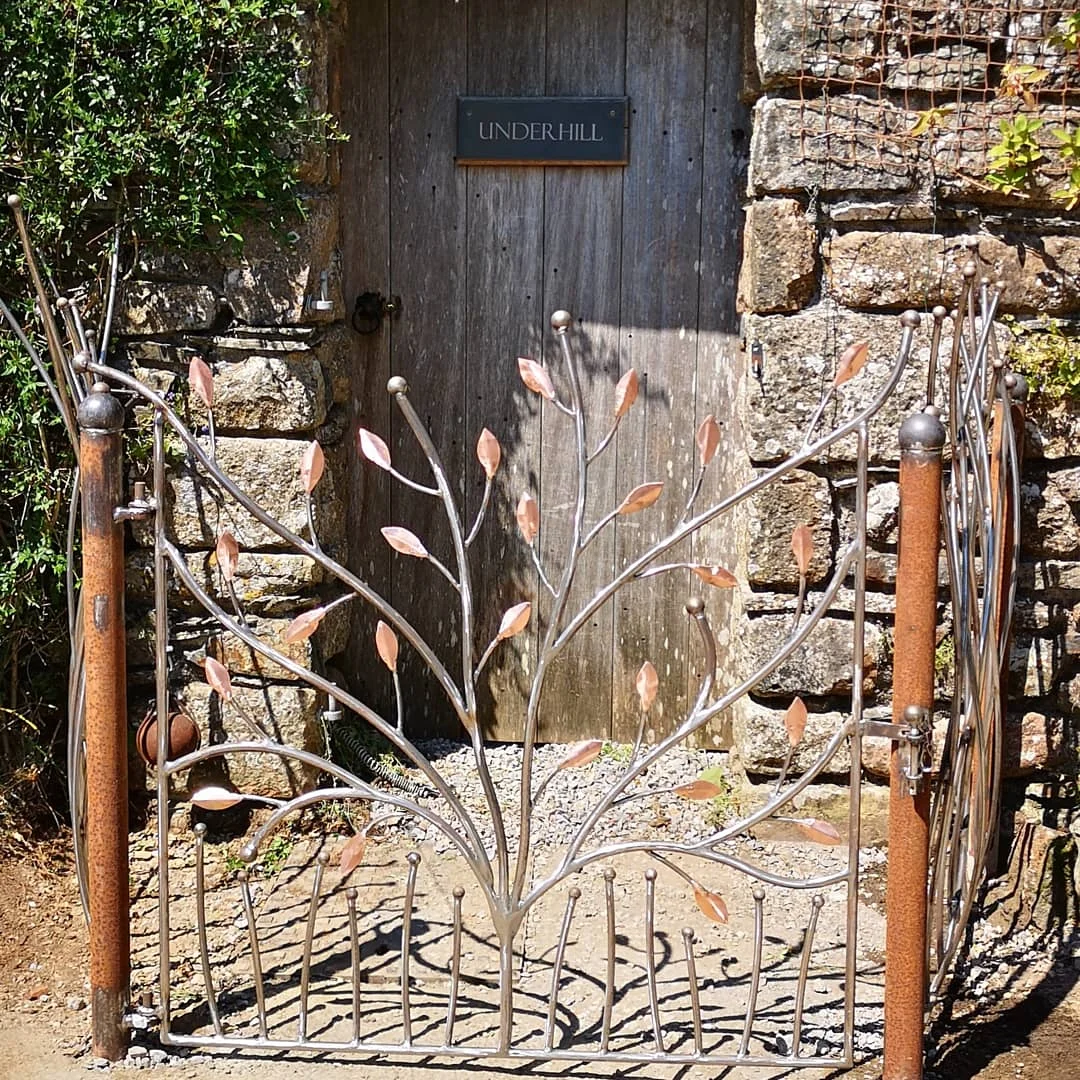 A fantastic opportunity for me to get creative, thank you to the customer for giving me a relatively free reign on the design. Copper leaves with steel framework, all steel will weather evenly in time. Note the auto gate closer using an adapted cannon ball doorstop.