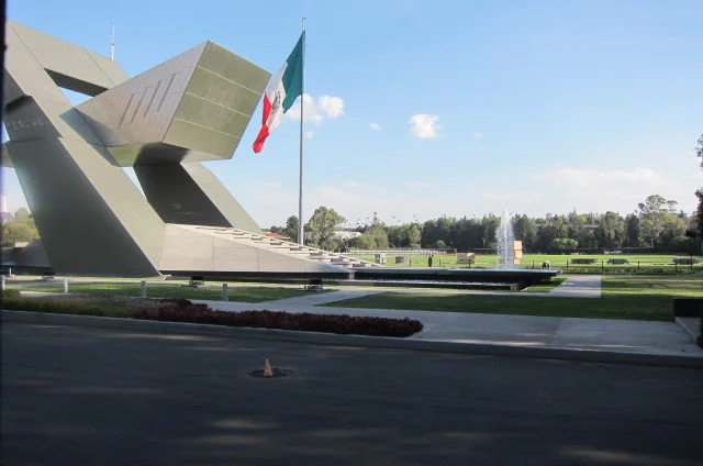 Sunny walk down Reforma (near Parque Chapultepec).