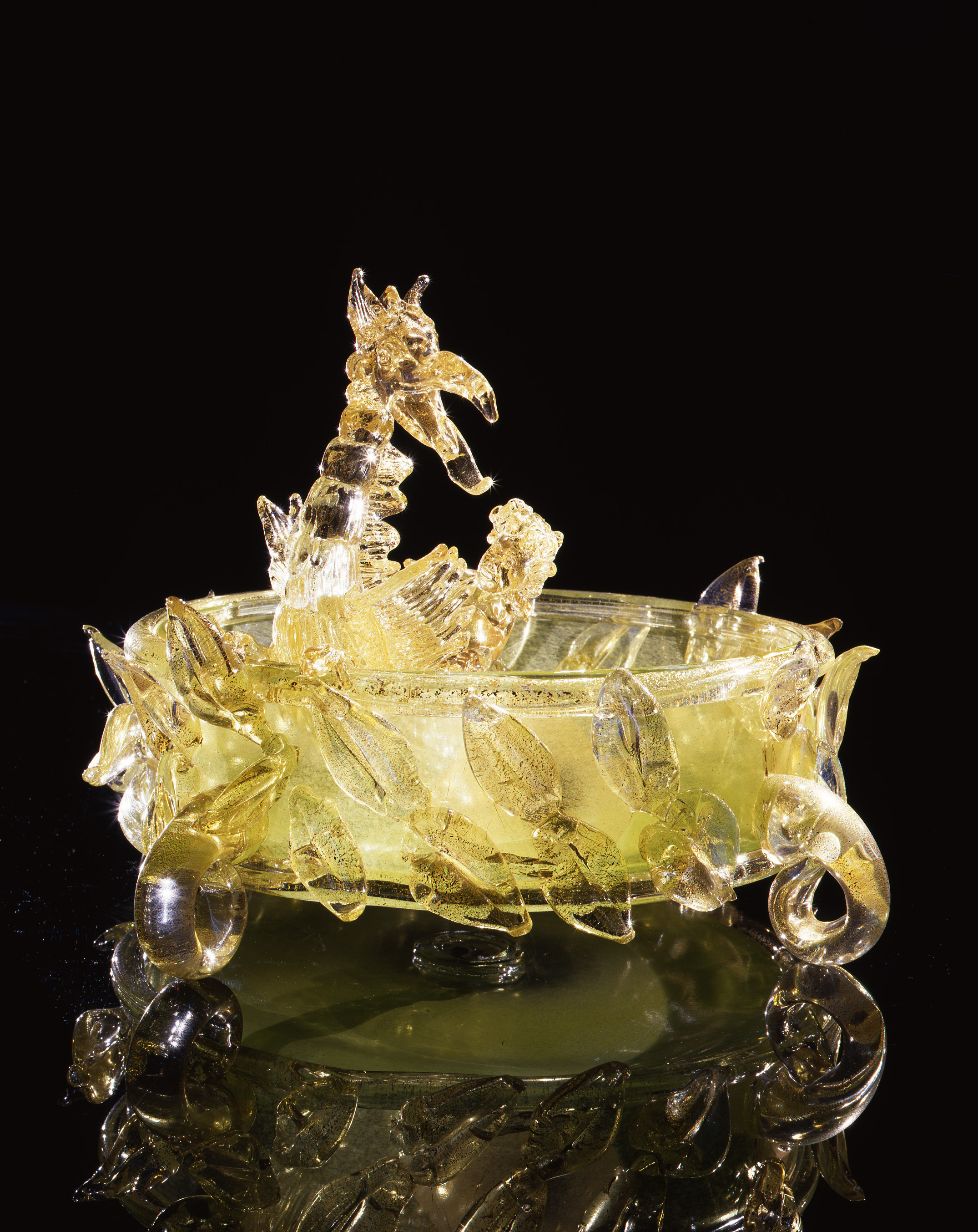  Dale Chihuly,&nbsp; Gold over Fountain Green Putti Venetian with Leaves and Dragon&nbsp; (1994, glass, 13 x 18 x 18 inches) 
