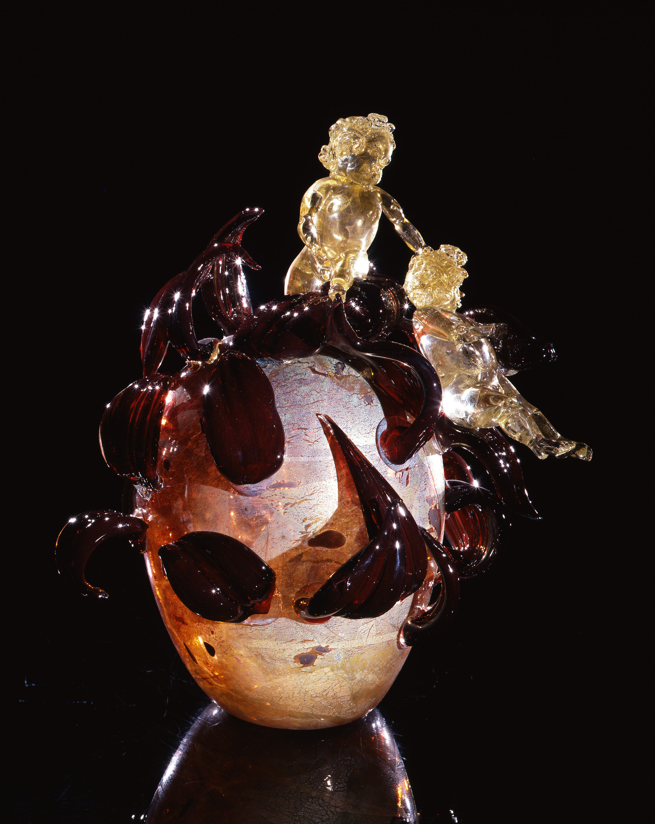  Dale Chihuly,&nbsp; Gold over Pale Ruby Putti Venetian with Burgundy Leaves&nbsp; (1994, glass, 19 x 16 x 13&nbsp;inches) 