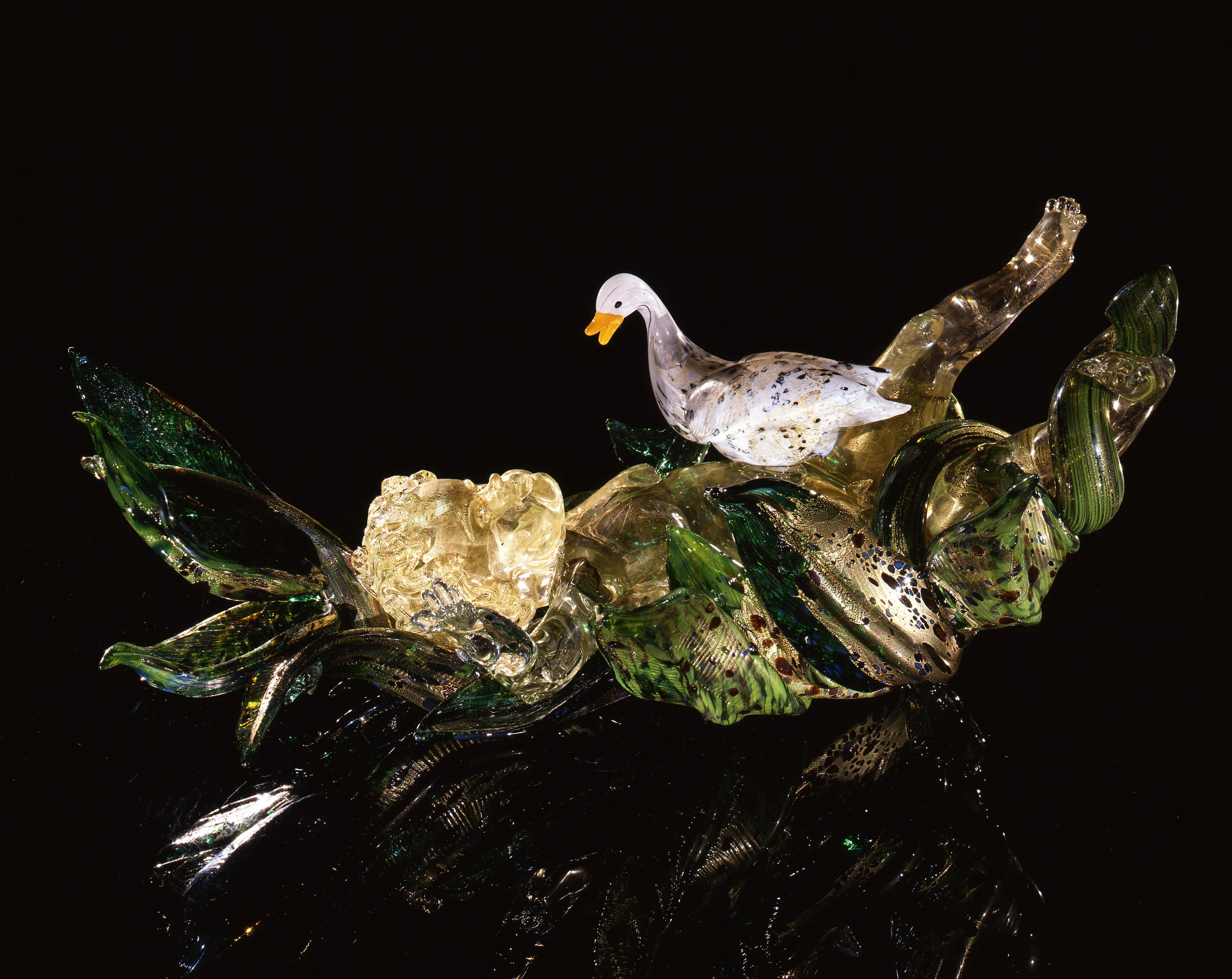 Dale Chihuly, Gilded Putti in Leaves with Swan (1991, glass, 11 x 24 x 12 inches)
