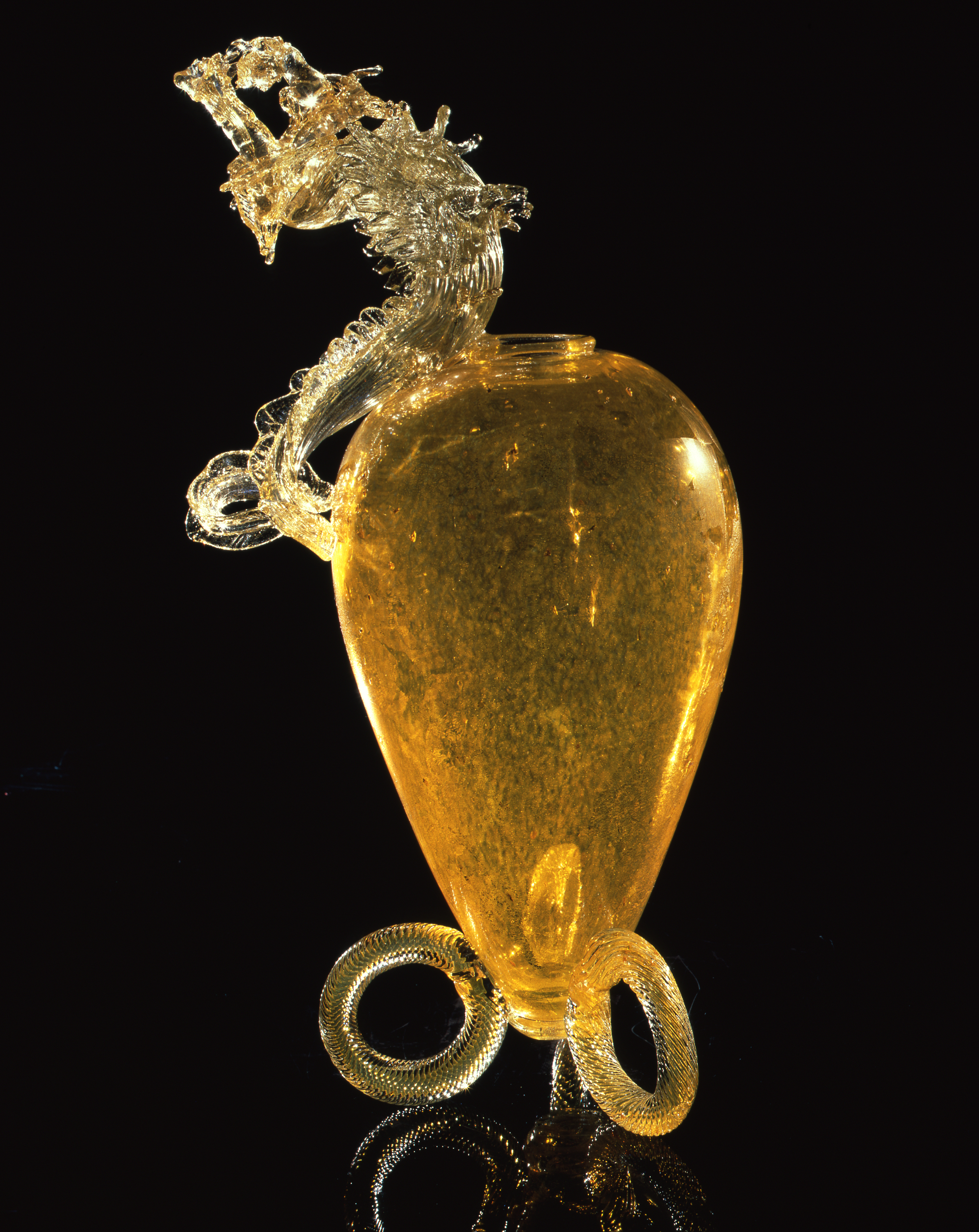  Dale Chihuly,&nbsp; Golden Putti Venetian with Dragon&nbsp; (1994, glass, 27 x 15 x 10 inches) 