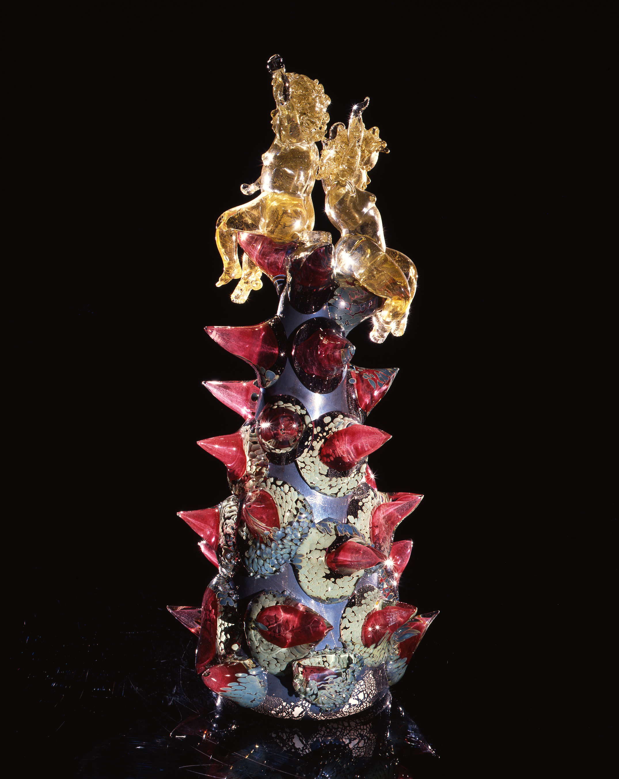  Dale Chihuly,&nbsp; Silver over Navy Blue Putti&nbsp;with Spotted Raspberry Prunts&nbsp; (1994, glass, 23 x 10 x 10 inches) 