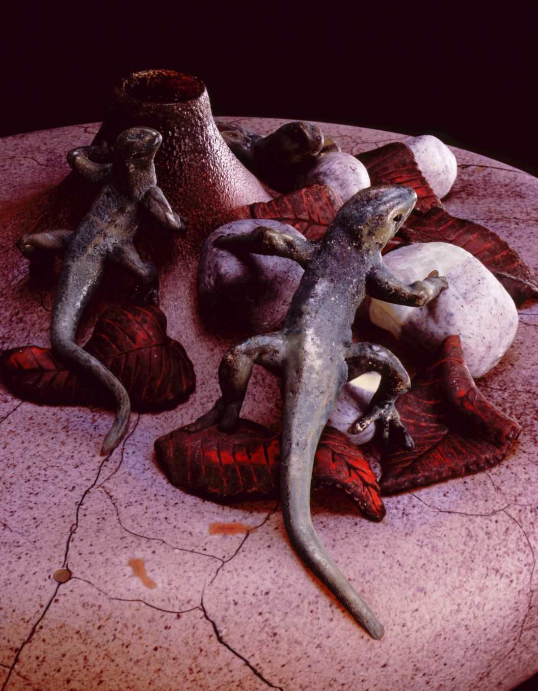 Detail - William Morris, Desert Vessel with Lizards, Rocks, and Leaves (2004, glass, 8 x 13 1/4 x 13 1/2 inches)