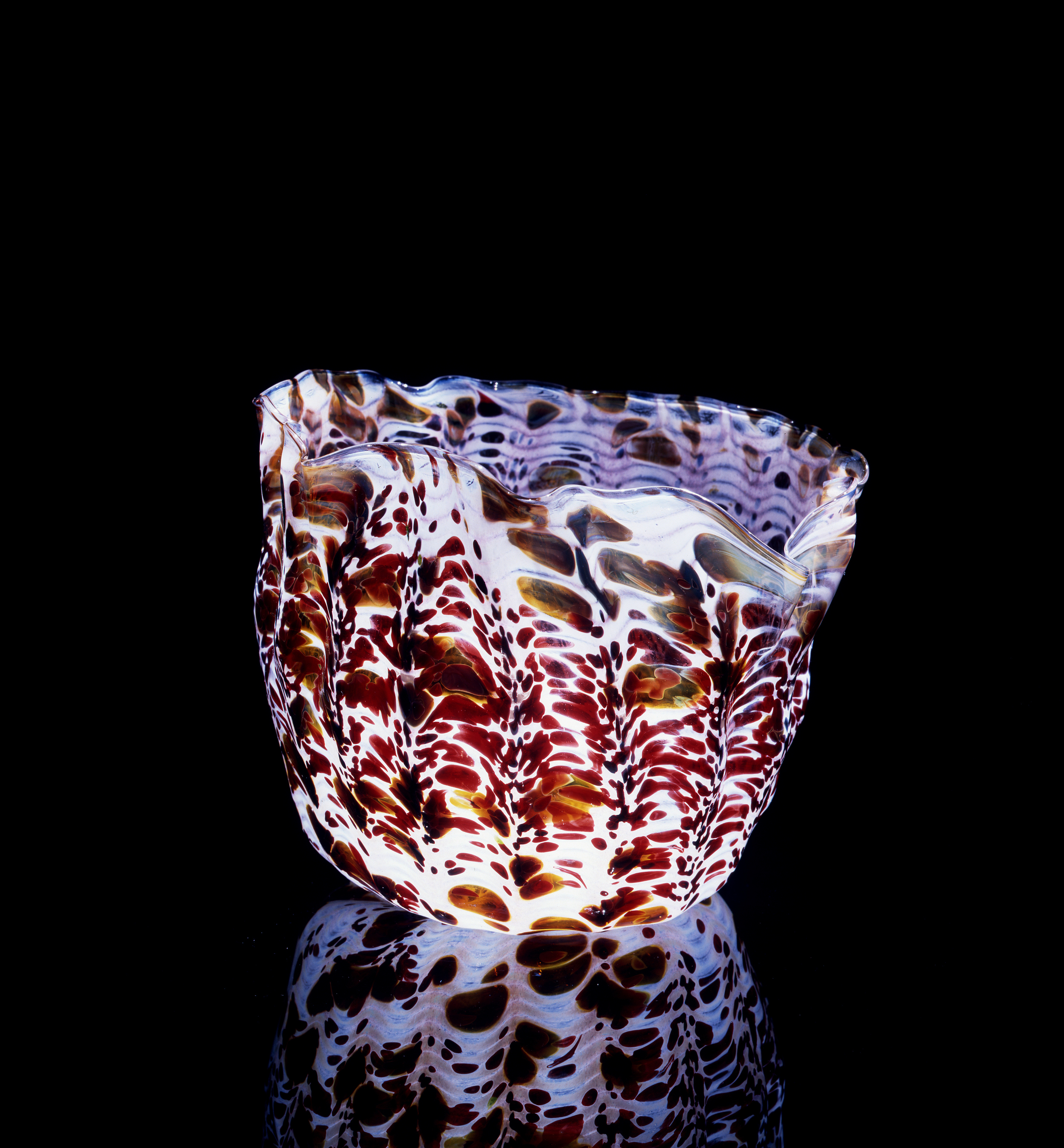 Dale Chihuly, Abalone and Crimson Spotted Macchia (1982, glass, 7 x 9 x 9 inches), DC.64