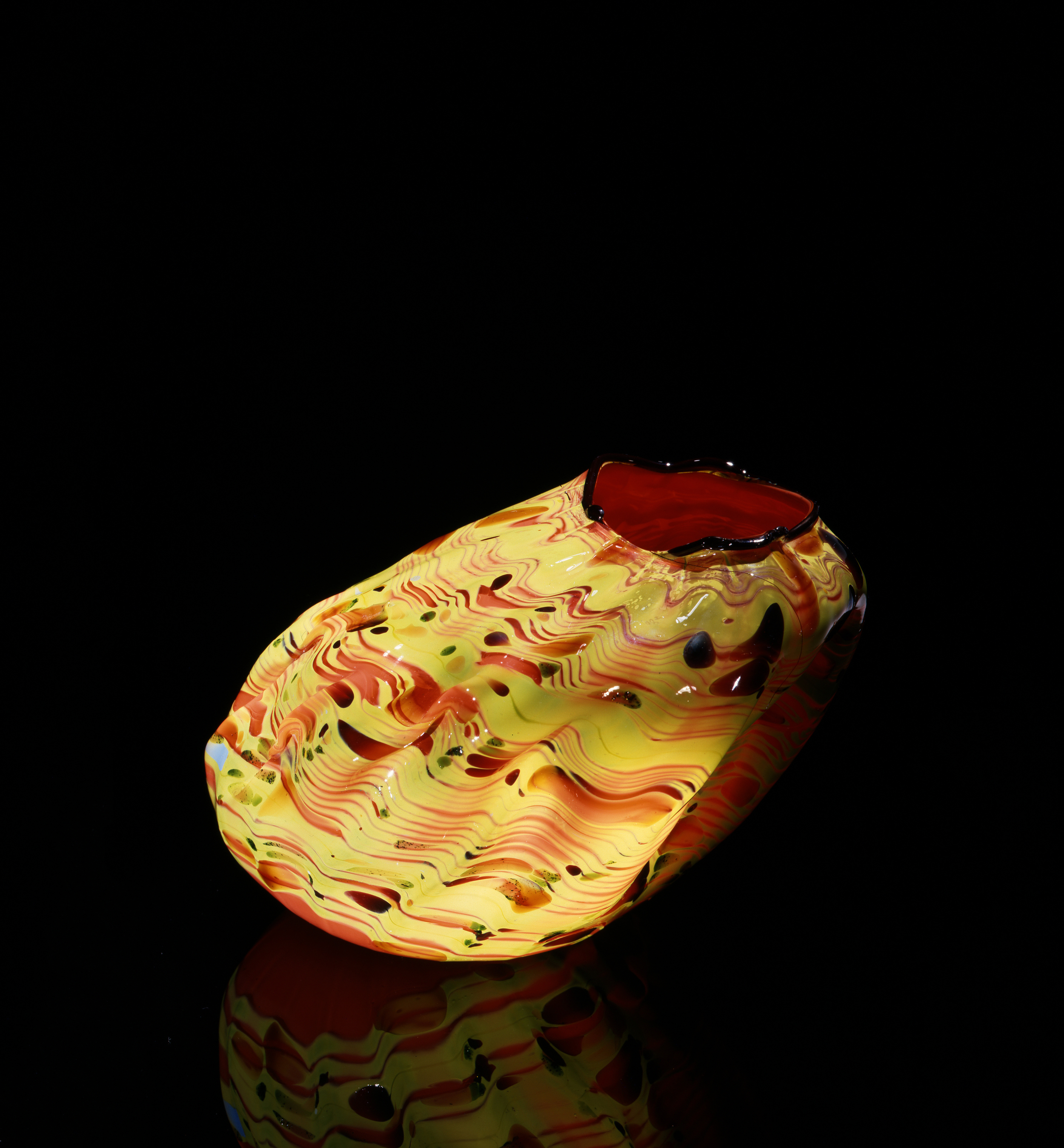 Dale Chihuly, Varmillion Macchia with Black Charcoal Lip Wrap (1982, glass, 6 x 8 x 6 inches), DC.71