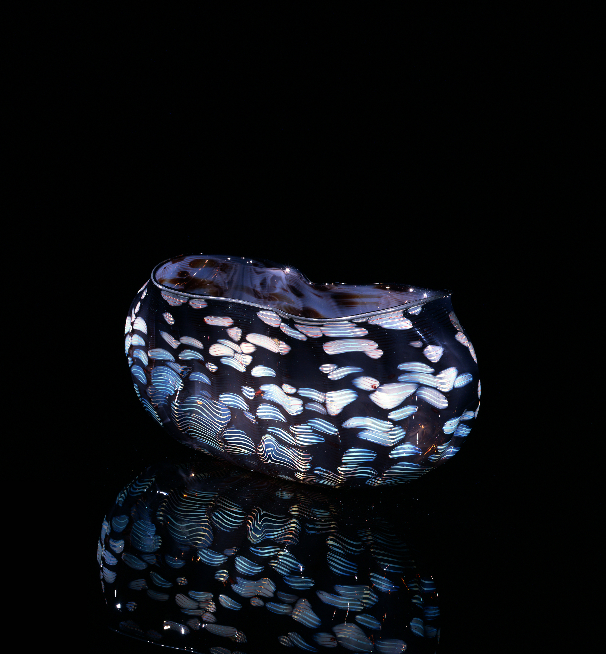 Dale Chihuly, Cobalt Violet and Poplar White Macchia (1982, glass, 7 x 14 x 7 inches), DC.72