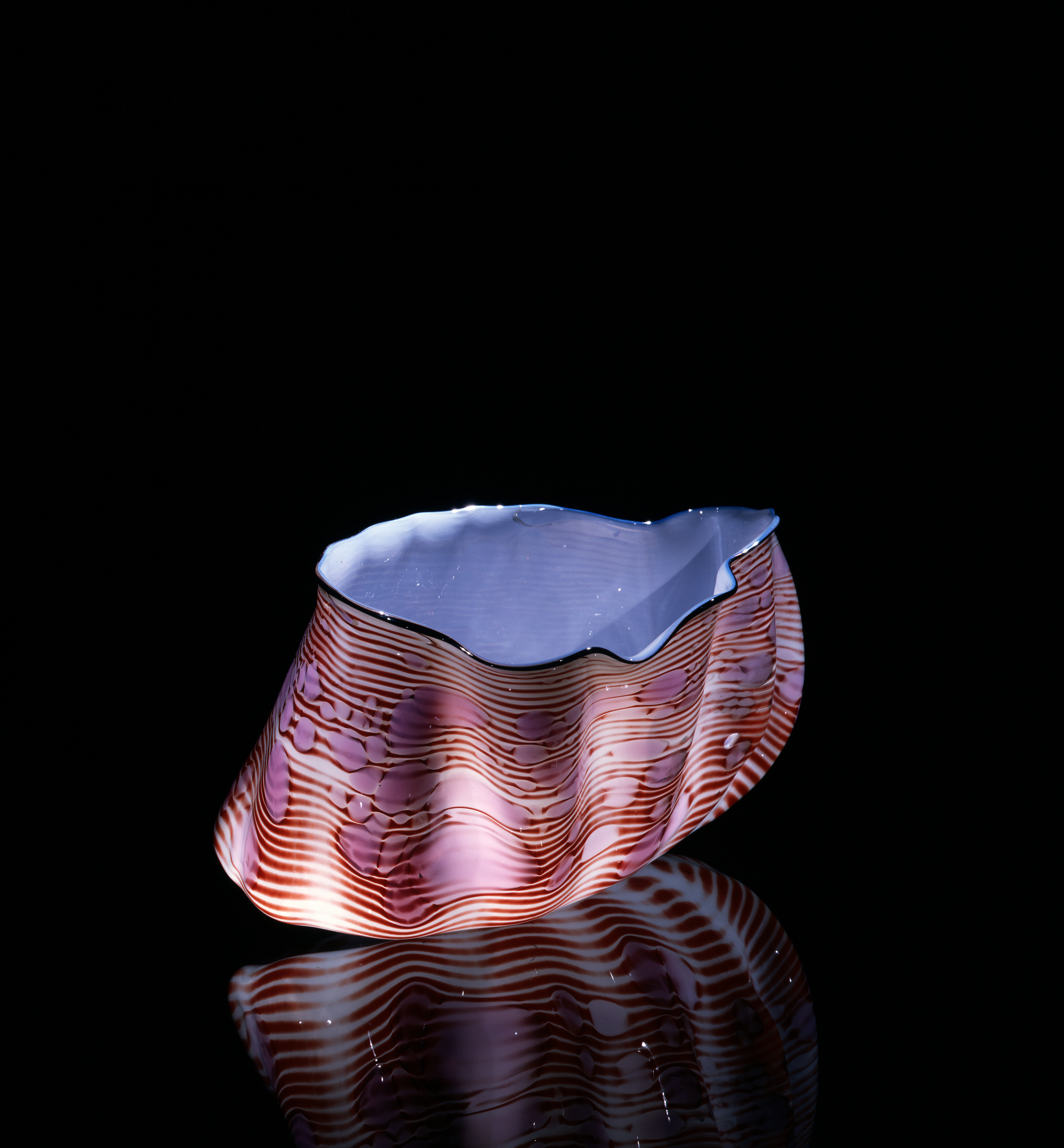 Dale Chihuly, Alabaster Macchia with Cascade Blue Lip Wrap (1981, glass, 7 x 10 x 8 inches), DC.95