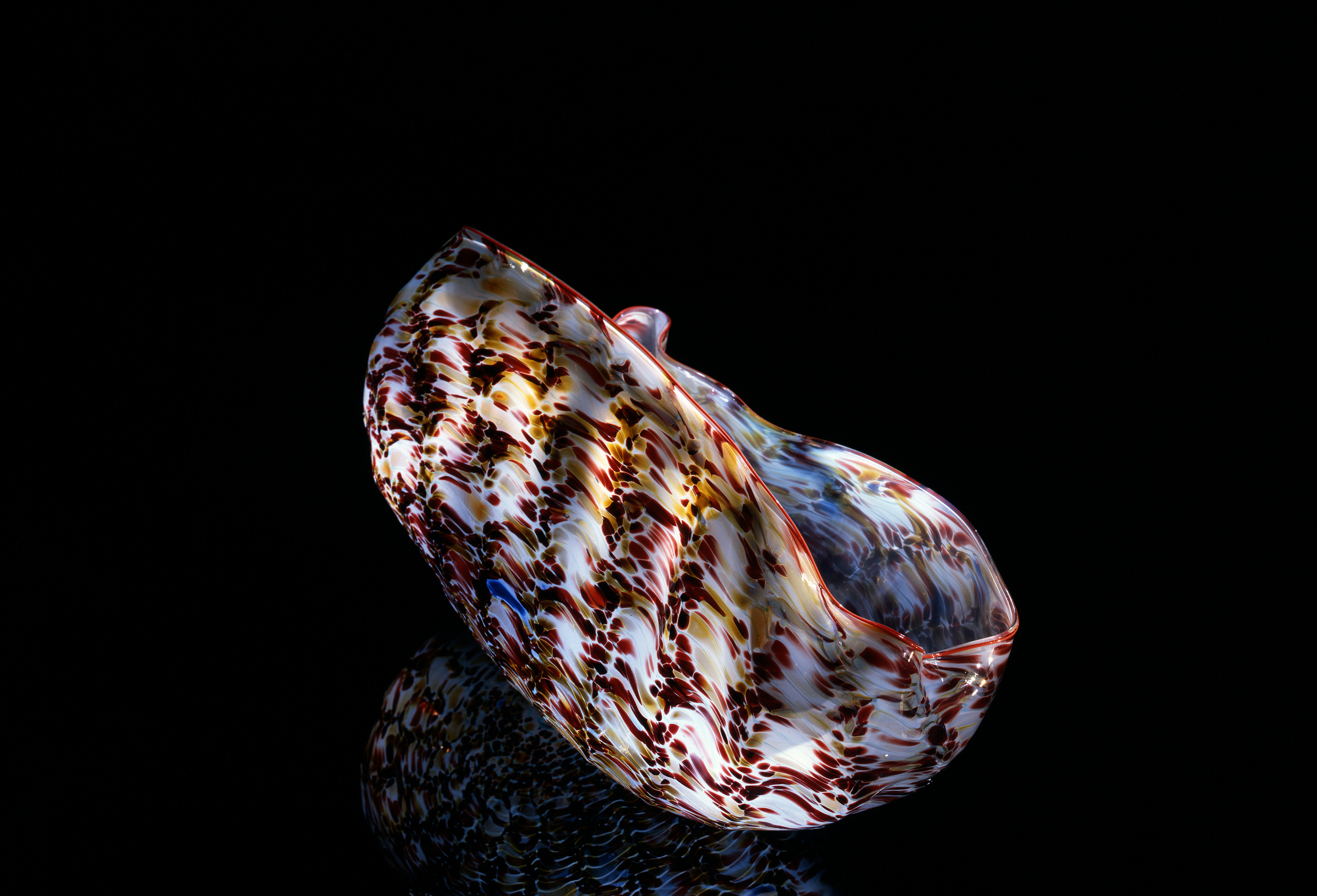 Dale Chihuly, Davy's Gray Macchia with Crimson Lip Wrap (1981, glass, 7 x 13 x 5 inches), DC.96