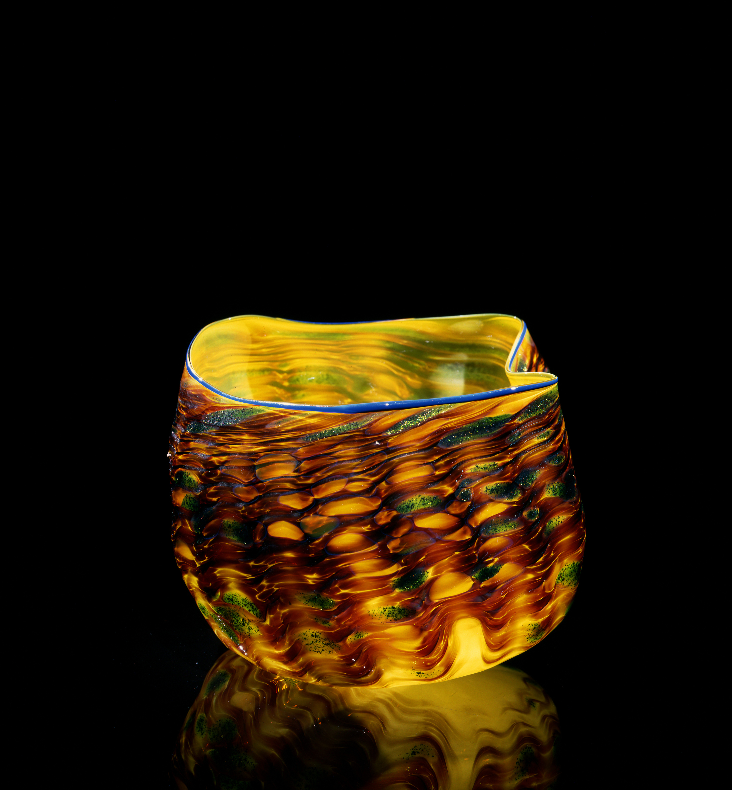 Dale Chihuly, Quince Yellow Macchia with Argon Blue Lip Wrap (1981, glass, 6 x 9 x 7 inches), DC.97