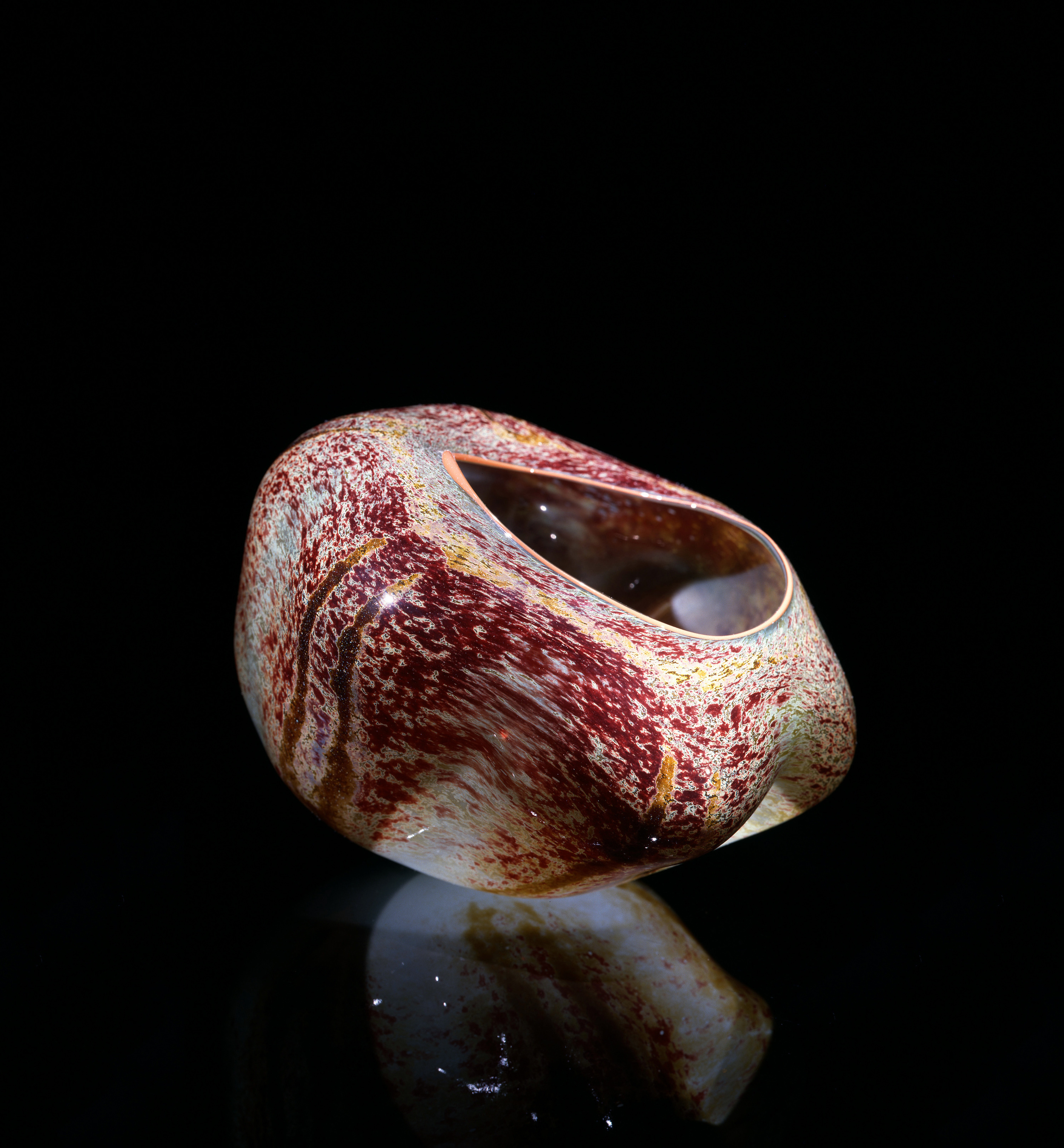 Dale Chihuly, Evergreen and Oxblood Swirled Macchia (1981, glass, 6 x 7 x 7 inches), DC.104