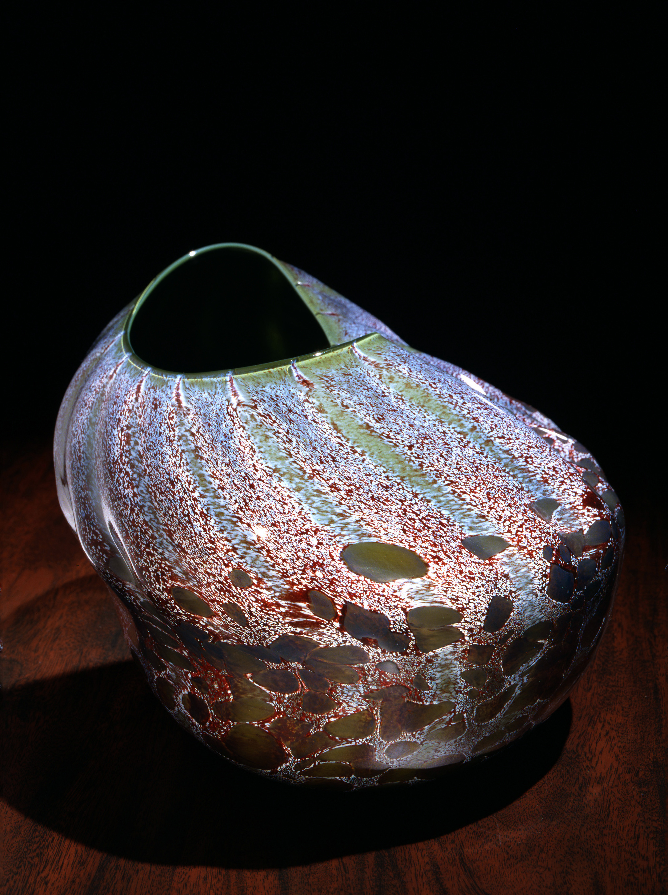 Dale Chihuly, Emerald Ridged and Oxblood Macchia (1981, glass, 8 x 9 x 9 inches), DC.103