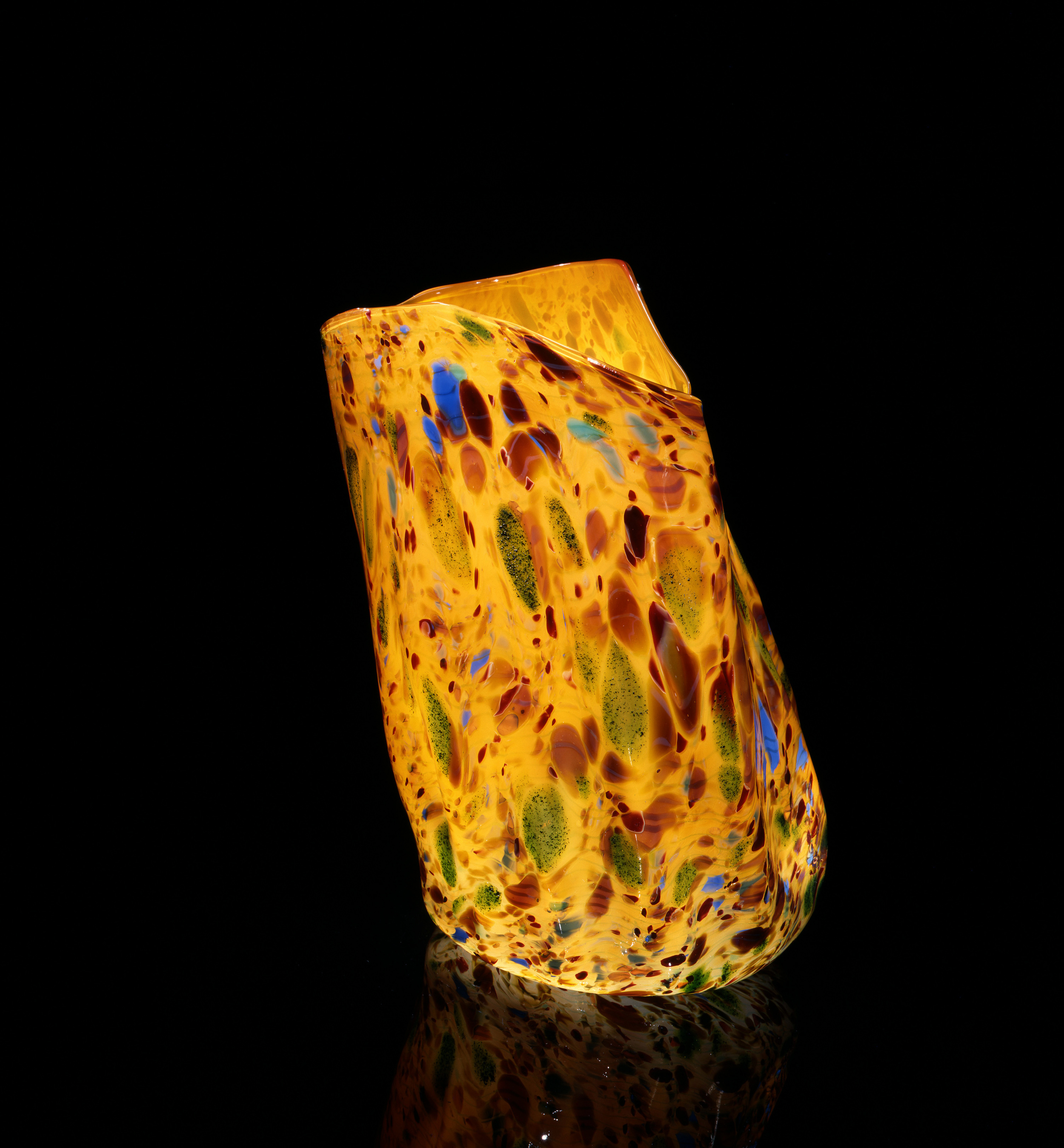  Dale Chihuly, Meridian Yellow Macchia with Blue and Sap Green Jimmies (1981, glass, 14 x 10 x 7 inches), DC.105 