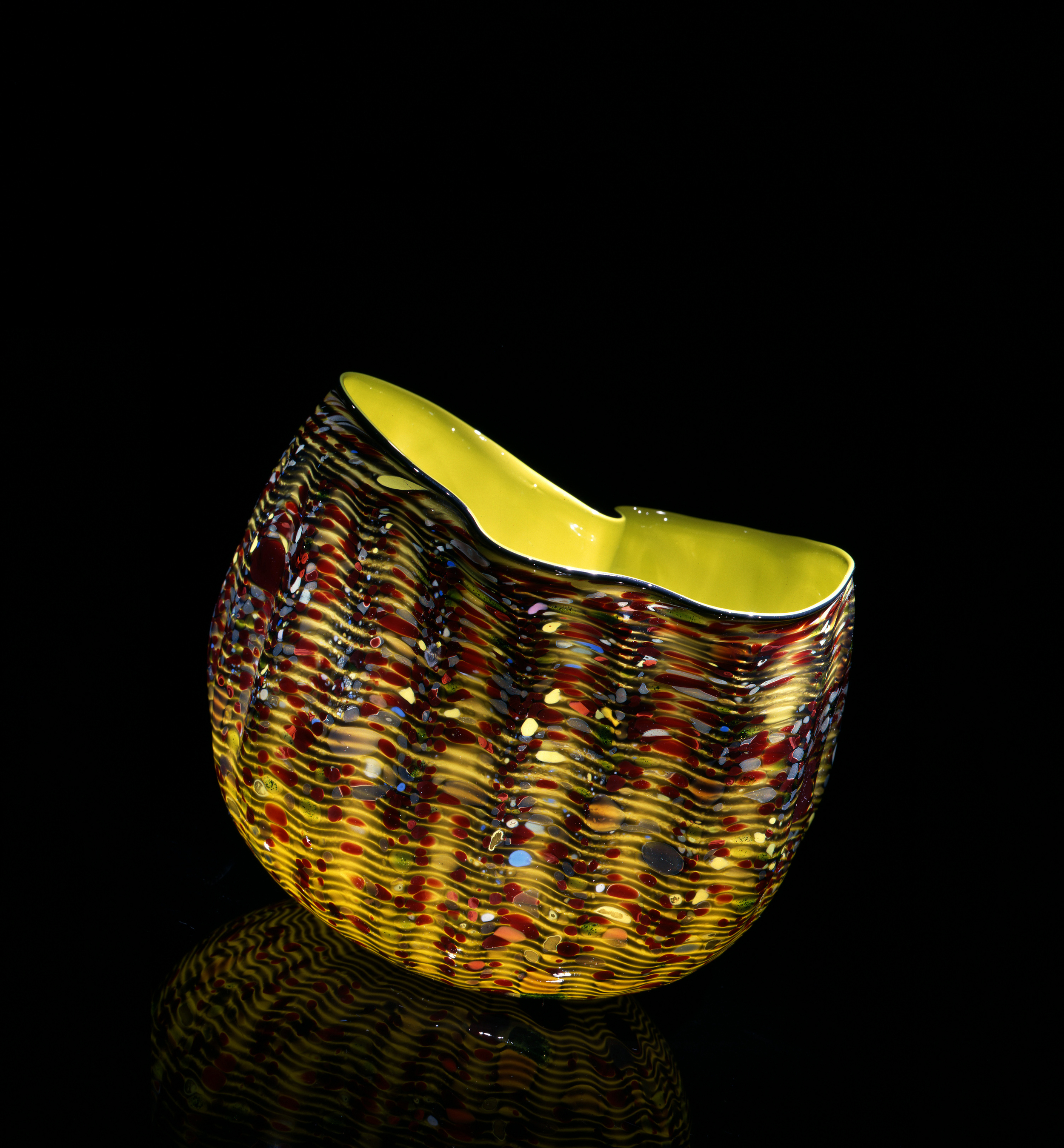 Dale Chihuly, Dandelion Macchia with Osmium Blue Lip Wrap (1982, glass, 8 x 9 x 8 inches), DC.114