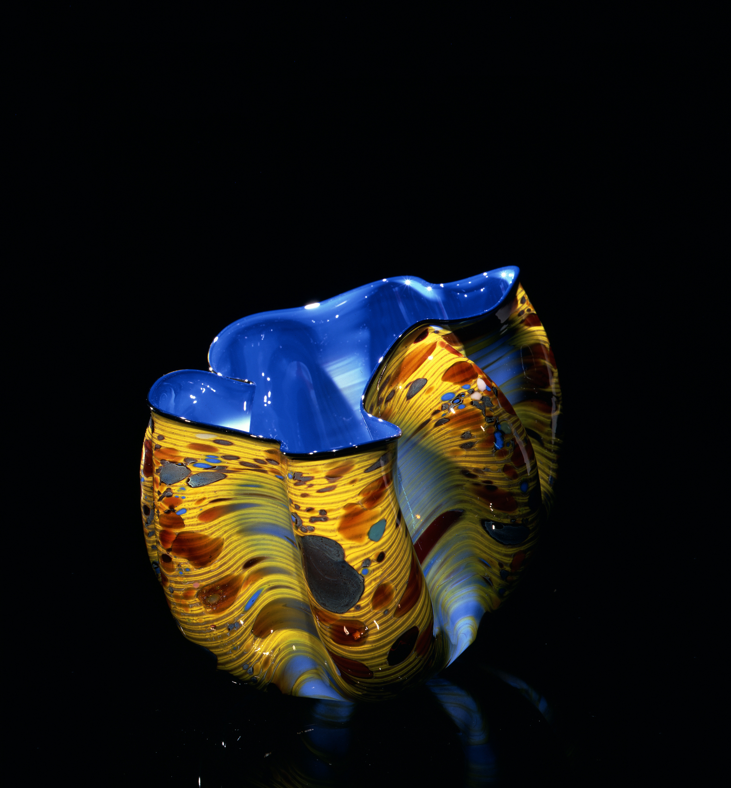 Dale Chihuly, Commelian Blue Macchia with Ochre Jimmies (1982, glass, 6 x 10 x 9 inches), DC.118