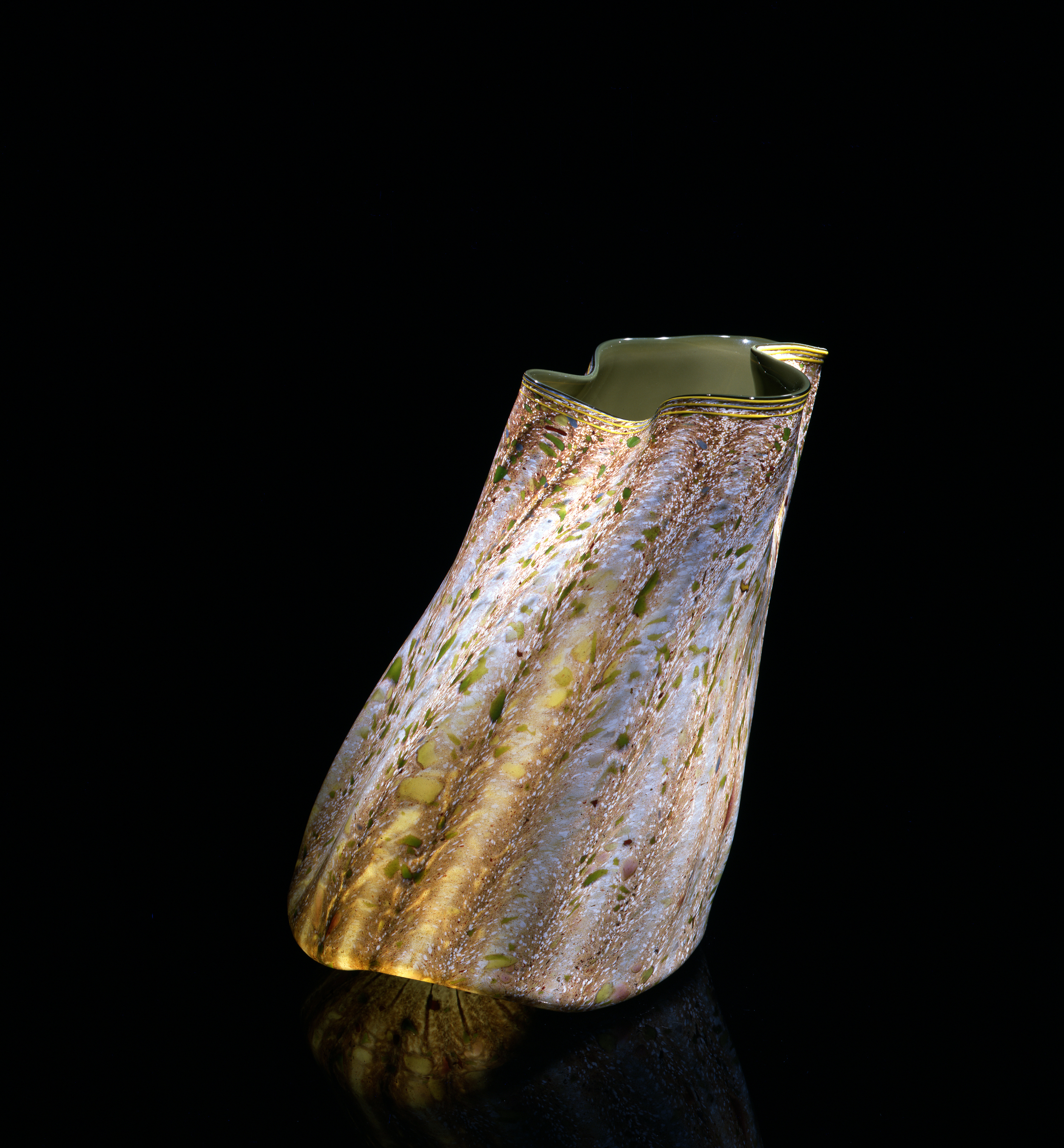 Dale Chihuly, Olive Macchia with Chrome Yellow Lip Wraps (1982, glass, 12 x 12 x 11 inches), DC.131