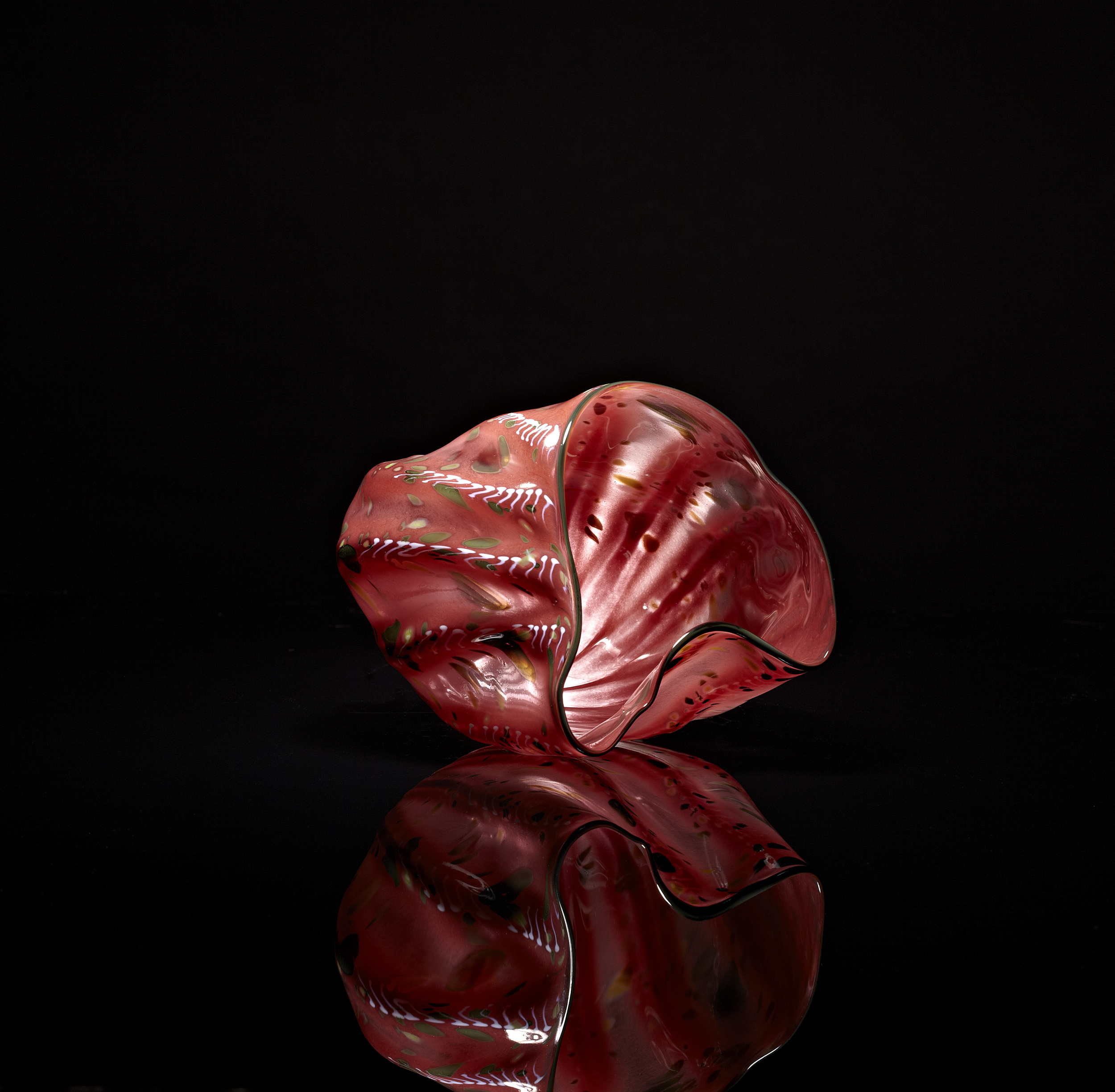Dale Chihuly, Ruby Pink Macchia with Forest Green Lip Wrap (1982, glass, 7 x 7 x 7 inches), DC.139