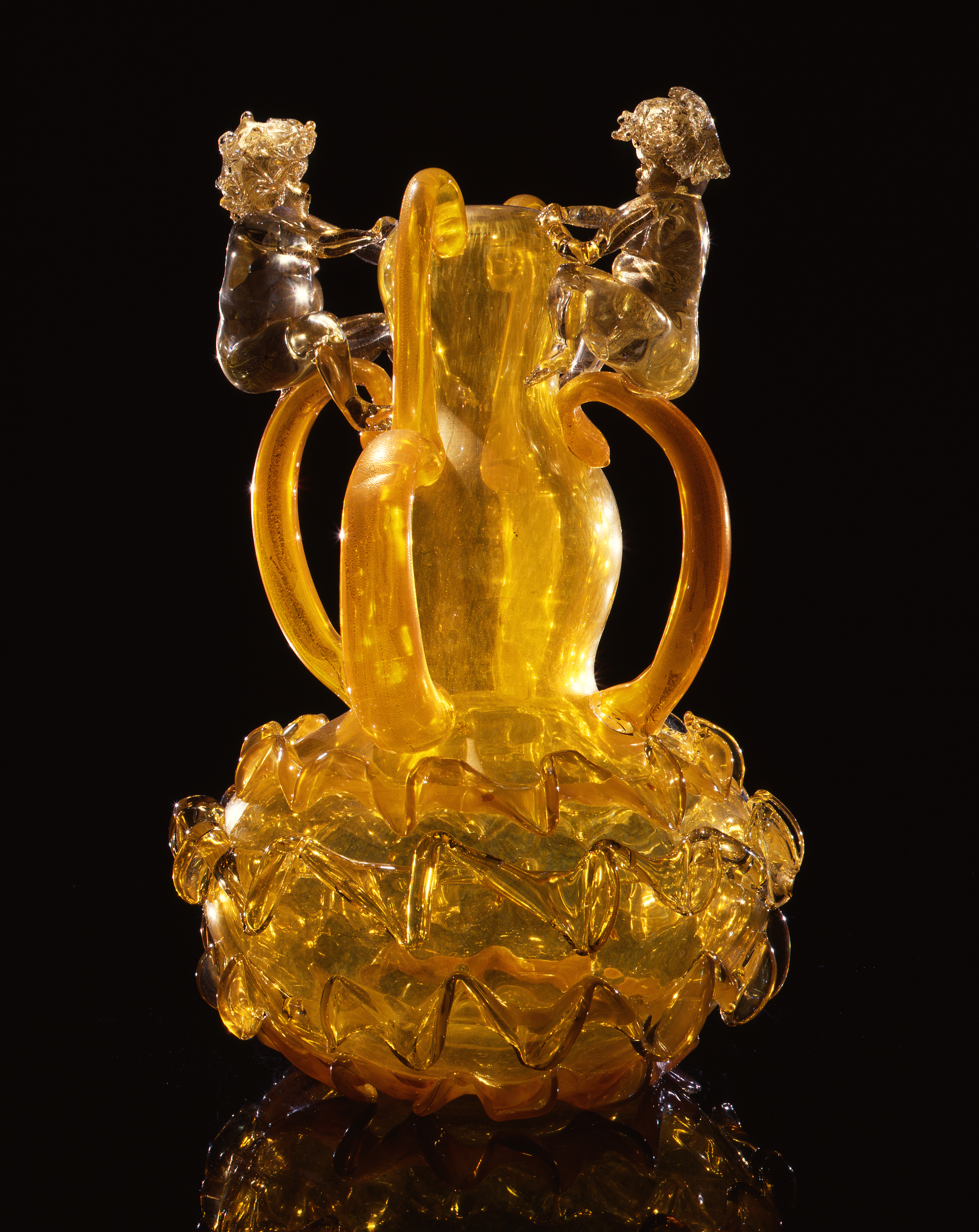  Dale Chihuly,&nbsp; Gilt Tangerine Putti Venetian with Handles and Ribbons&nbsp; (1994, glass, 19 x 13 x 13&nbsp;inches) 