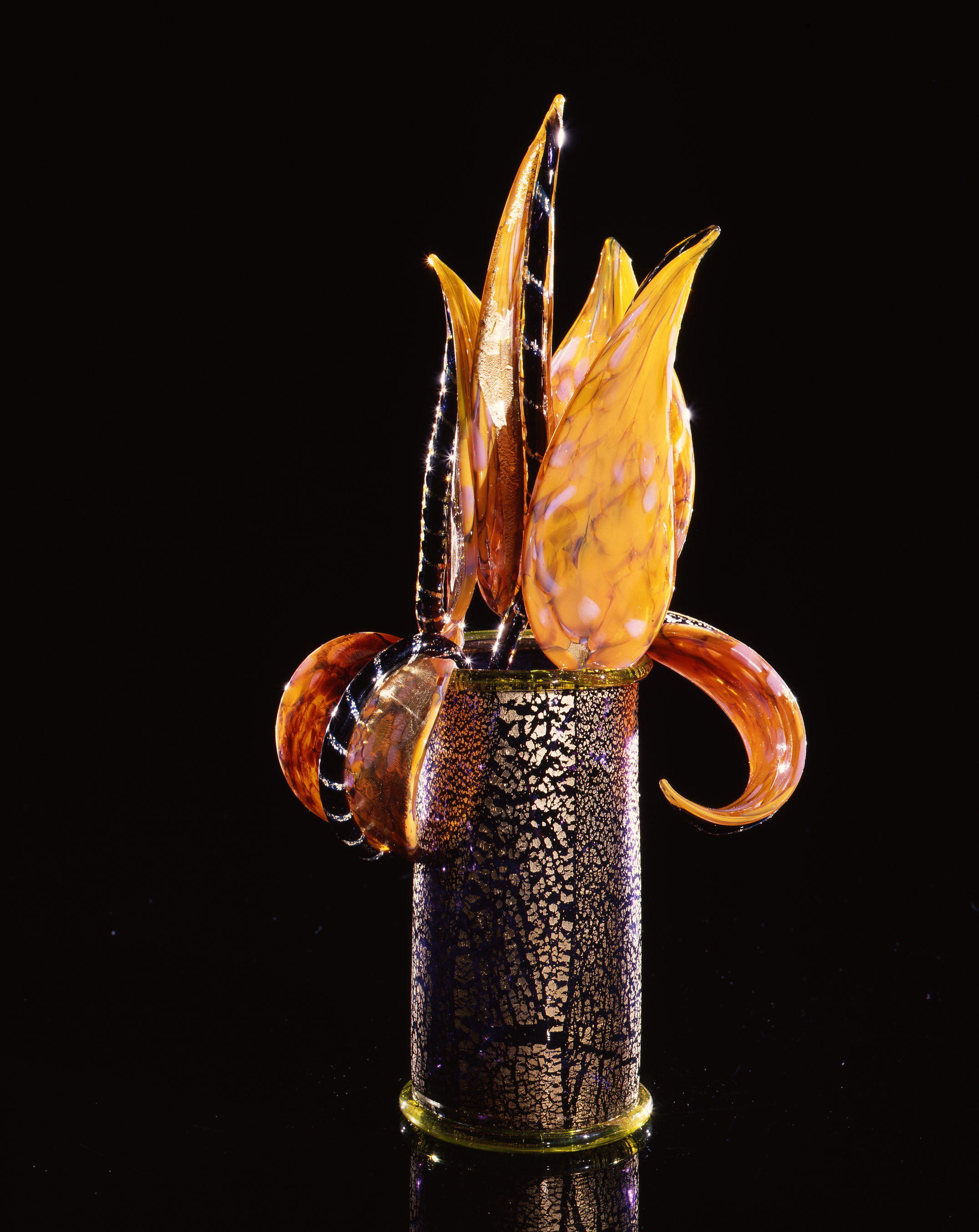  Dale Chihuly,&nbsp; Gilded Violet Piccolo Venetian with Yellow Leaves &nbsp;(1993, glass, 14 x 3 x 8 inches) 