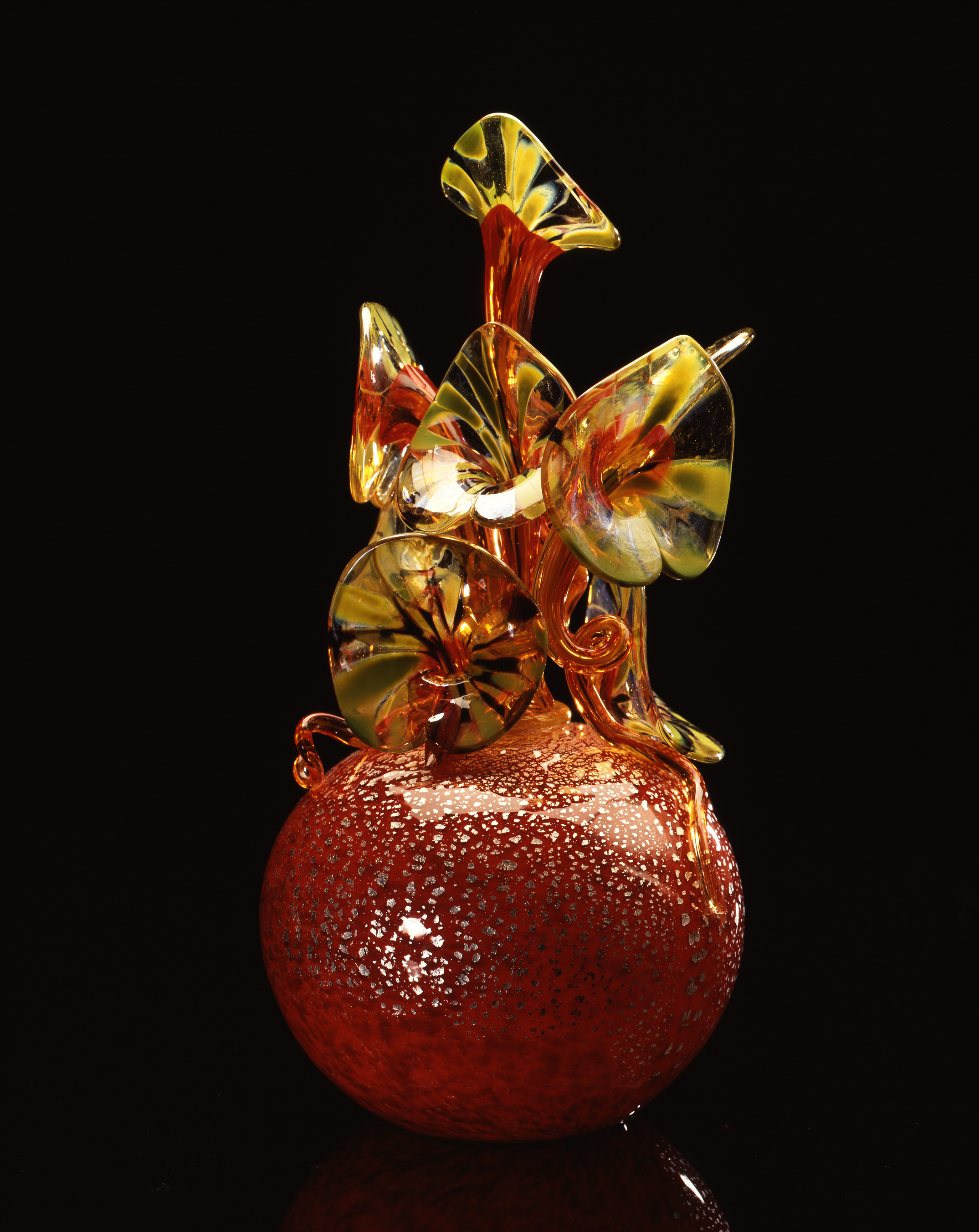  Dale Chihuly,  Red Speckles Piccolo Venetian with Red Coild and Green Lilies&nbsp; (1994, glass, 12 x 5 x 6 inches) 