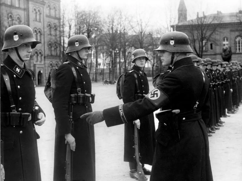 #BorderFarce. Shooting the messenger 101