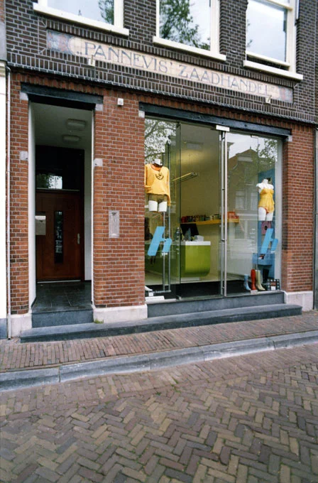 Herbestemming kantoor tot winkel en woningen te Delft