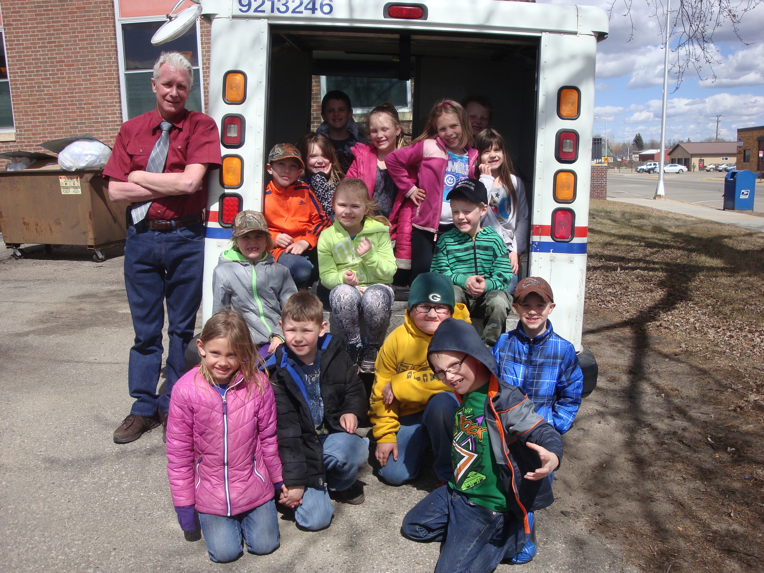 Miss Fruechte's class with Wadena Postmaster Jeff Zimmerman. (Photo by Cheryl Kellen)