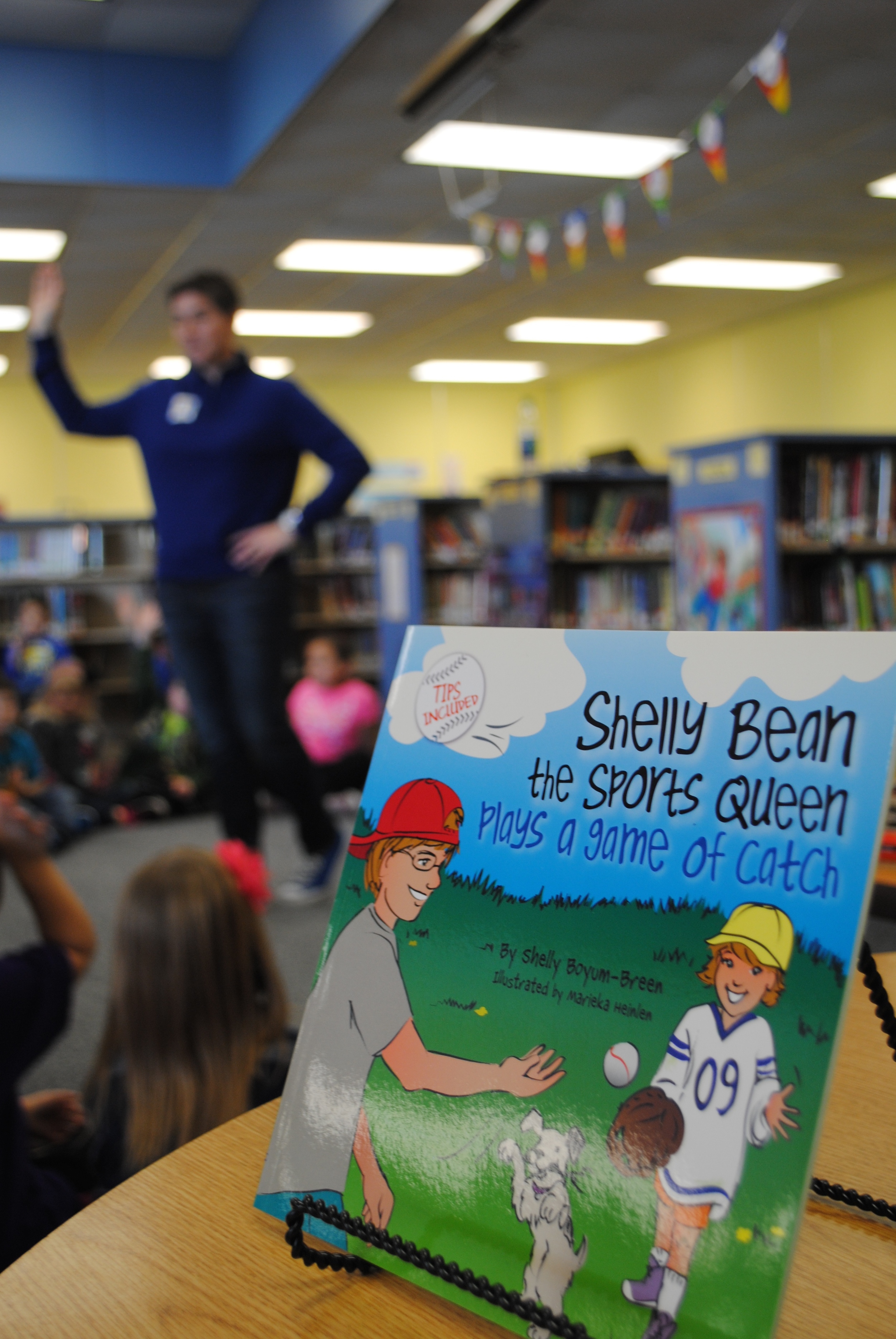 Shelly Bean is the heroine of the "Sports Queen" children's books. She learns how to play different sports, and once she's learned a sport, she puts a charm on her crown.