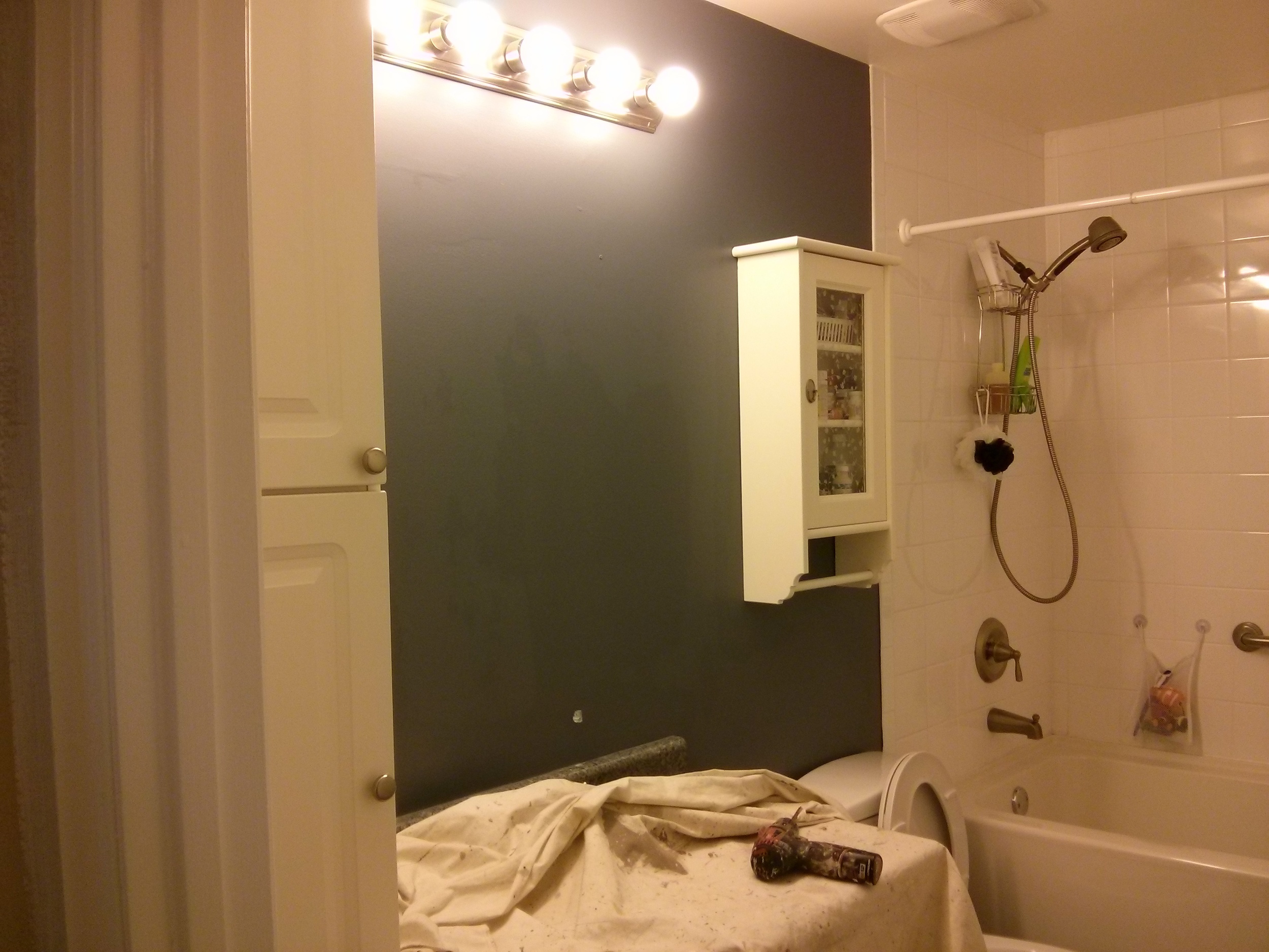 Salle de bain, avant que je ne raccroche le miroir.